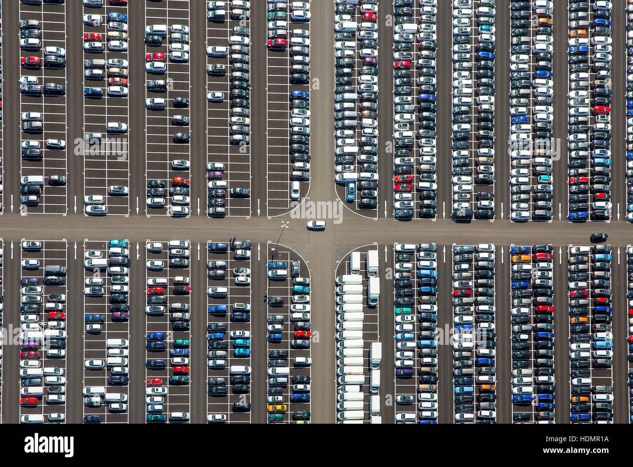 Luftbild, neuen Parkplatz viel, Citroen, Peugeot, Ford, bunten Reihen von Autos, Wallenius Wilhelmsen Logistics, Zülpich Stockfoto
