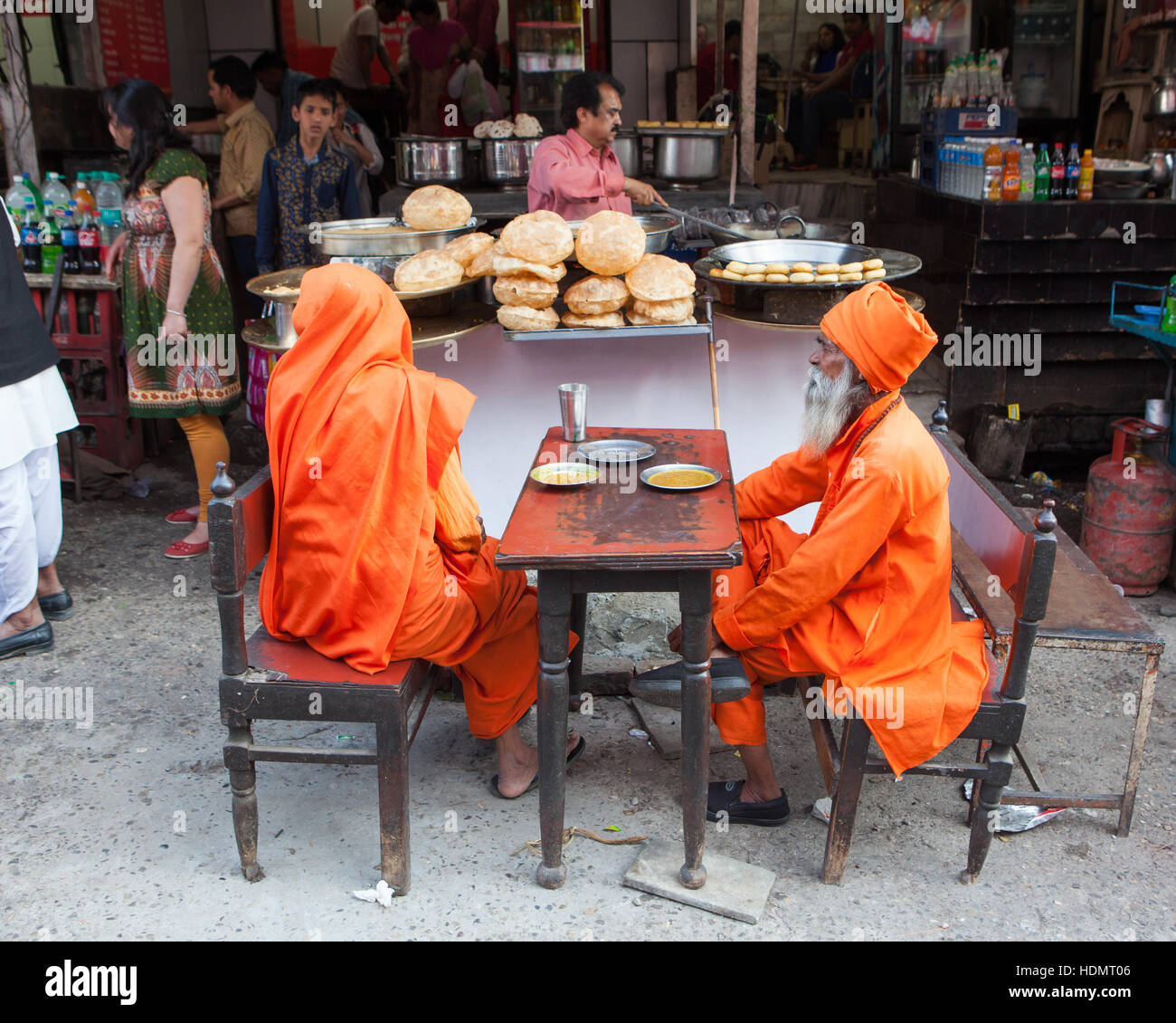 Zwei Sadhus sitzt vor einem kleinen Restaurant in Haridwar, Indien Stockfoto