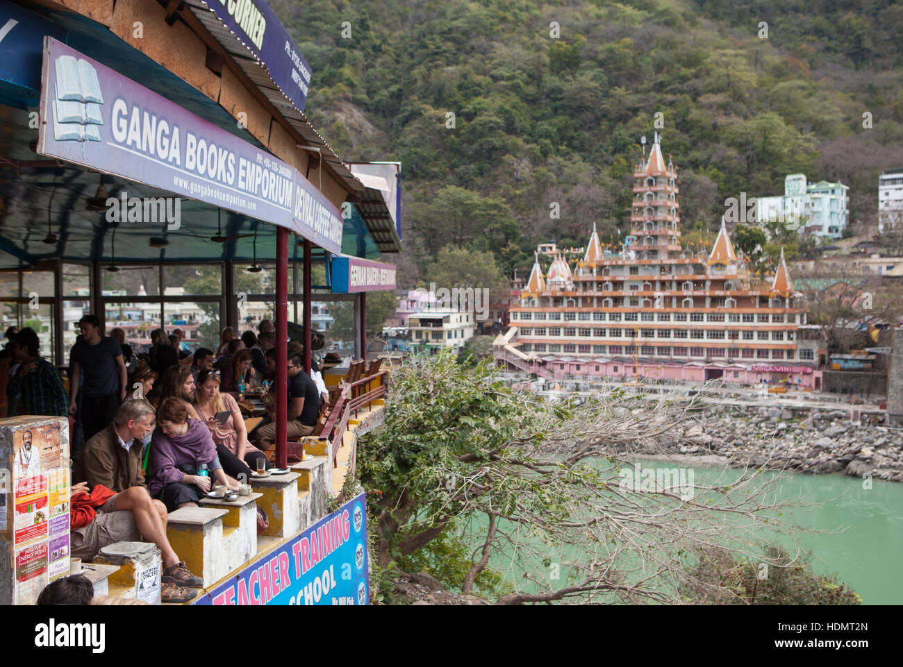 Ganges-Fluss-Blick vom Café, Rishikesh, Indien. Stockfoto