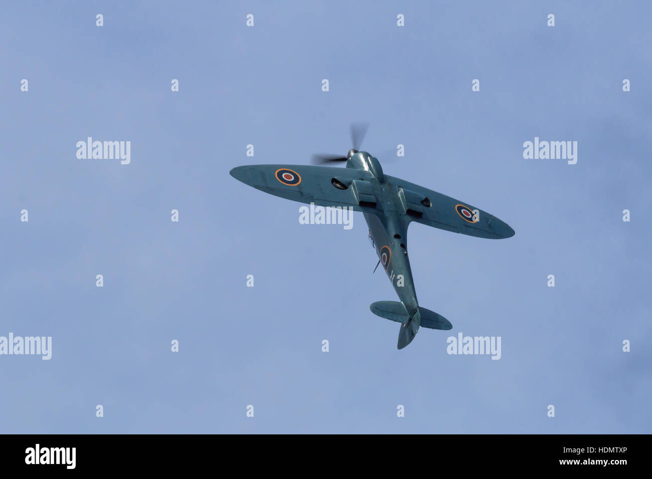 Vintage Supermarine Spitfire Flugzeug anzeigen für die Zuschauer auf der Southport airshow Stockfoto