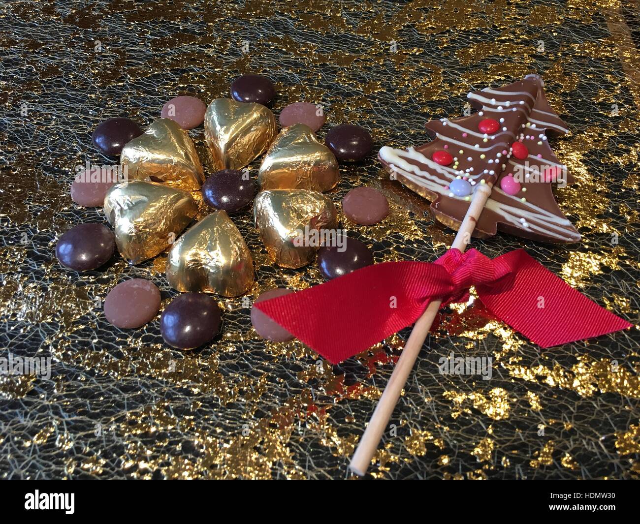 Schokolade Weihnachtsbaum, Schokolinsen und Golf Folie bedeckte Schokoladenherzen Stockfoto