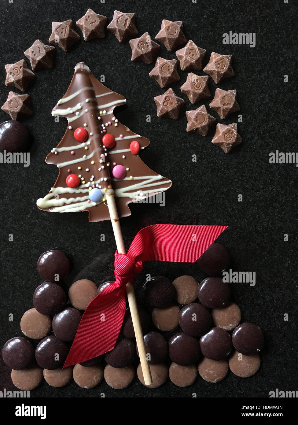 Schokolade Weihnachtsbaum, Schokolinsen und Schokolade Sterne. Stockfoto