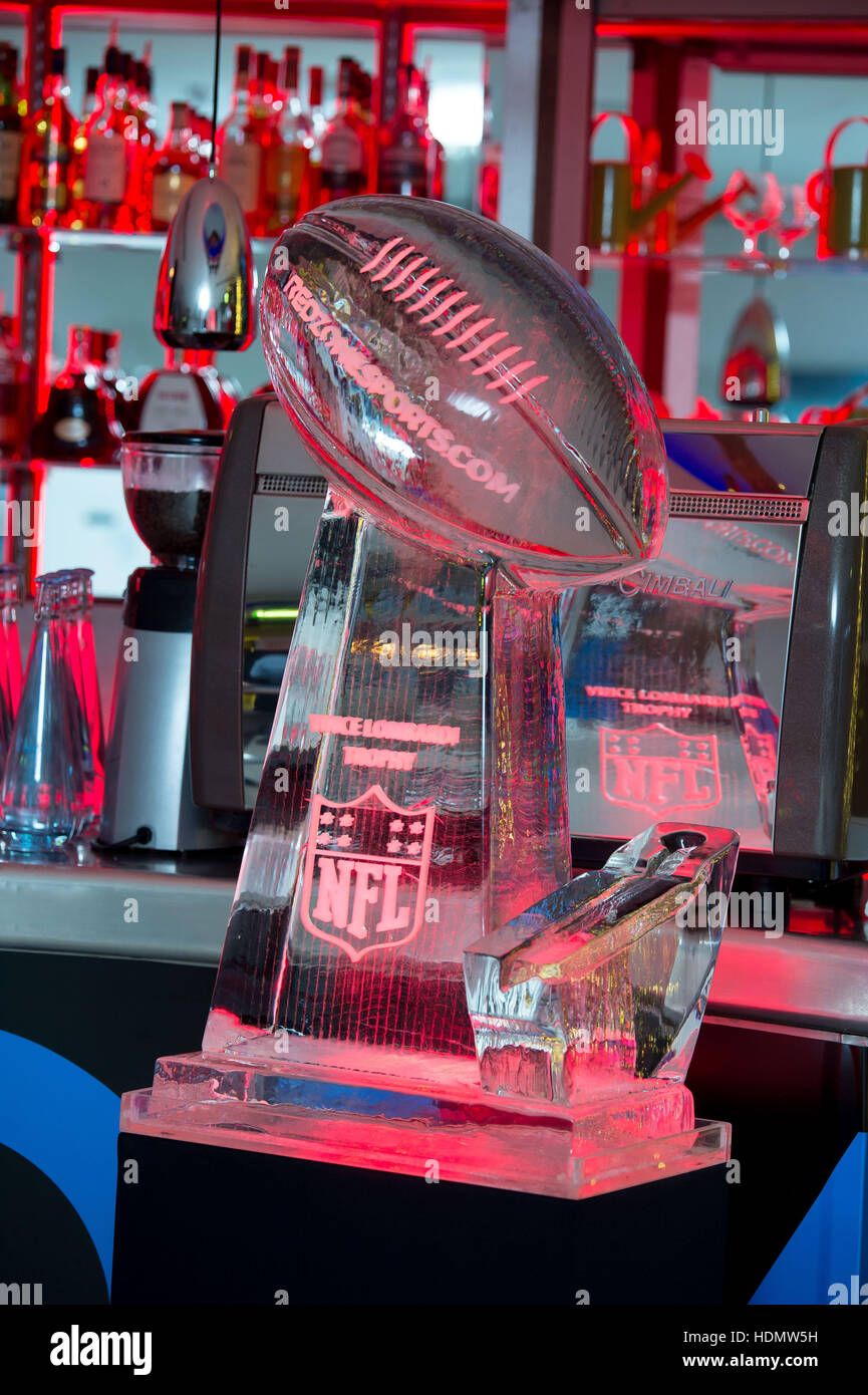 Eine Eis-Skulptur von einem NFL-Football. Stockfoto