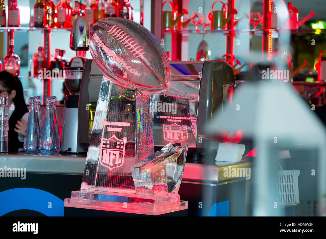 Eine Eis-Skulptur von einem NFL-Football. Stockfoto