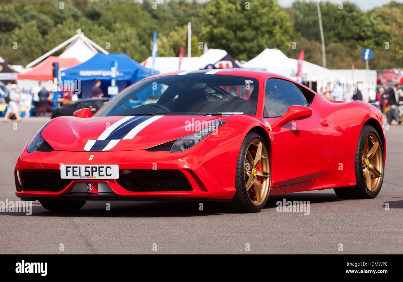 Drei-Quarer Blick auf einem Ferrari 458 Speciale auf statische Anzeige in der Ferrari Owners' Club Zone der Silverstone Classic 2016 Stockfoto