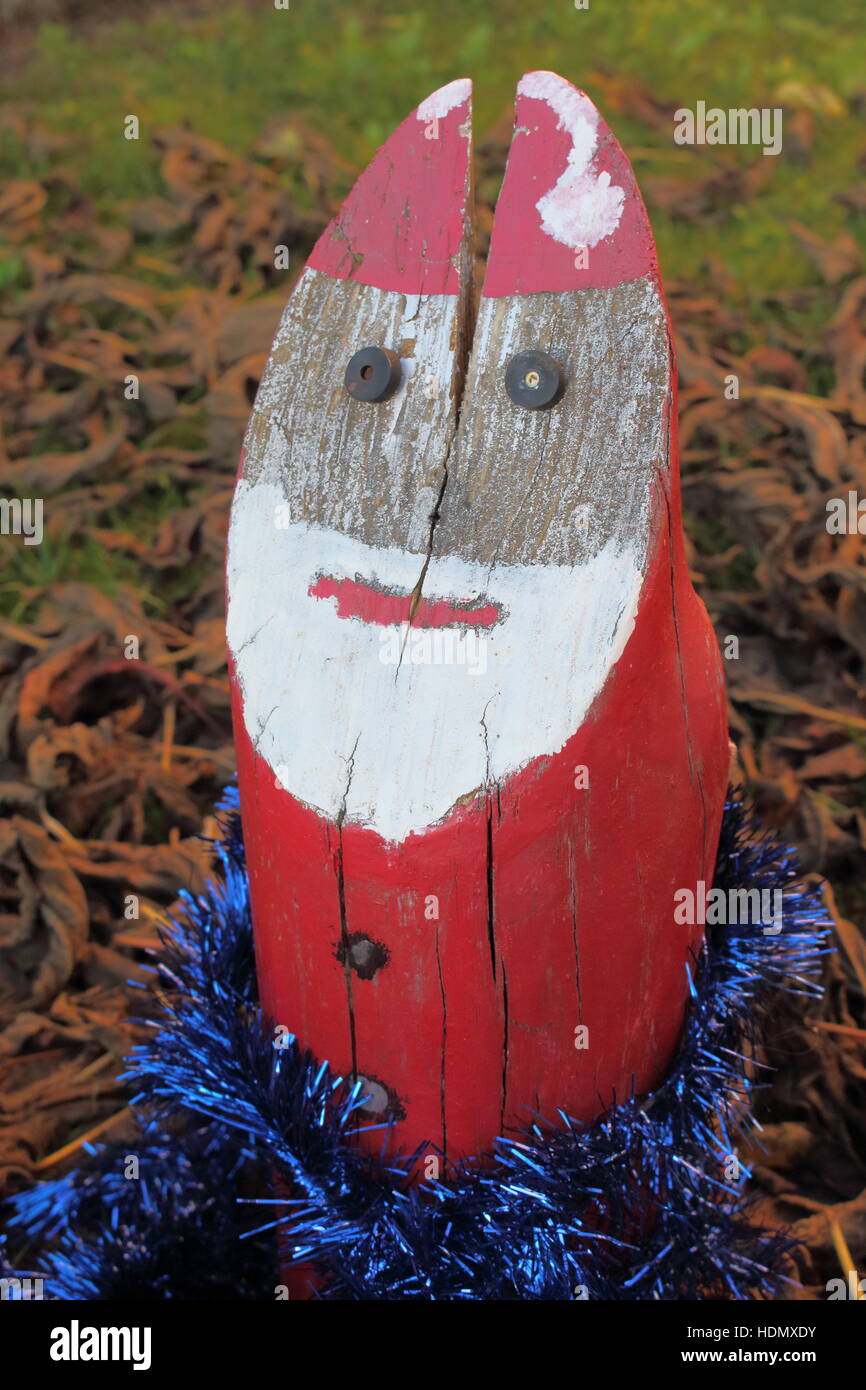Weihnachtsmann aus Holz, handgefertigt und bereit, Geschenke zu liefern Stockfoto