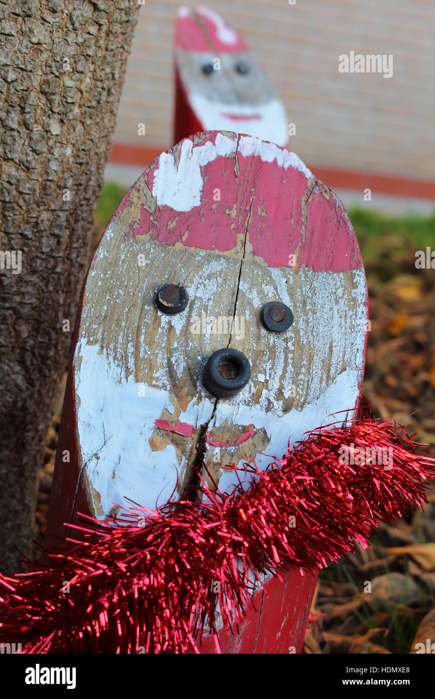 Weihnachtsmann aus Holz, handgefertigt und bereit, Geschenke zu liefern Stockfoto