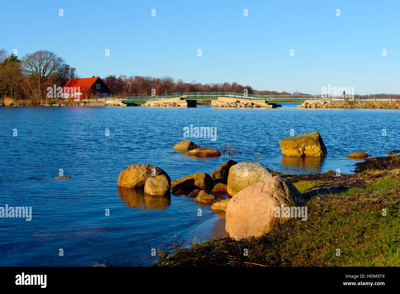 Torko, Schweden - 12. Dezember 2016: Dokumentation der schwedischen Landschaft. Die niedrige Brücke zum Torko ist in drei Etappen gebaut. Hier zu sehen auf einem feinen Winter da Stockfoto