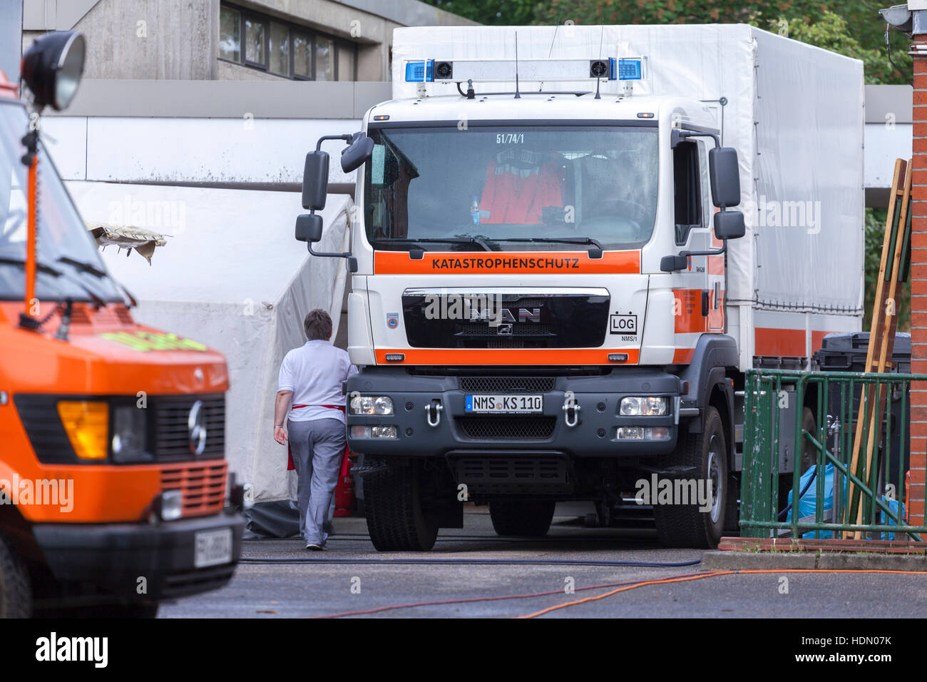 LAUENAU / Deutschland - 13. Juli 2013: Deutsche DLRG (DLRG) LKW steht in Warteposition für die Flut Stockfoto