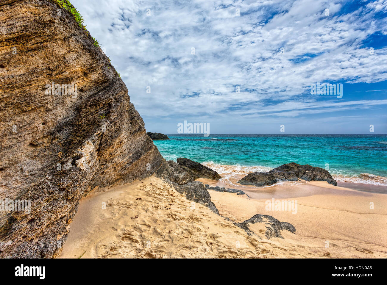 Landschaft aus Meer, Felsen und Strand in Horseshoe Bay, Southampton Parish, Bermuda Stockfoto
