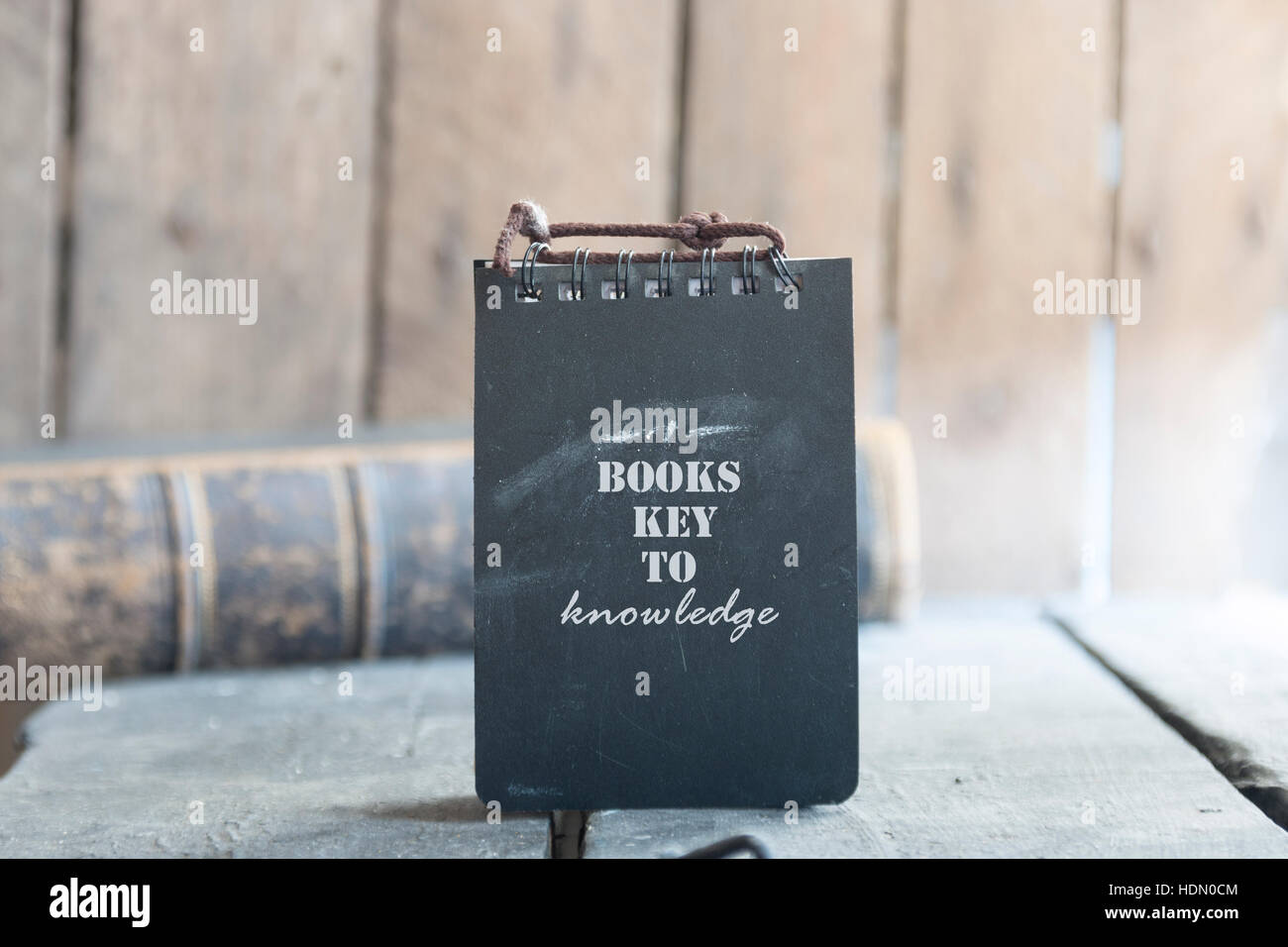 Bücher, Schlüssel zum Wissen - Text und altes Buch. Stockfoto