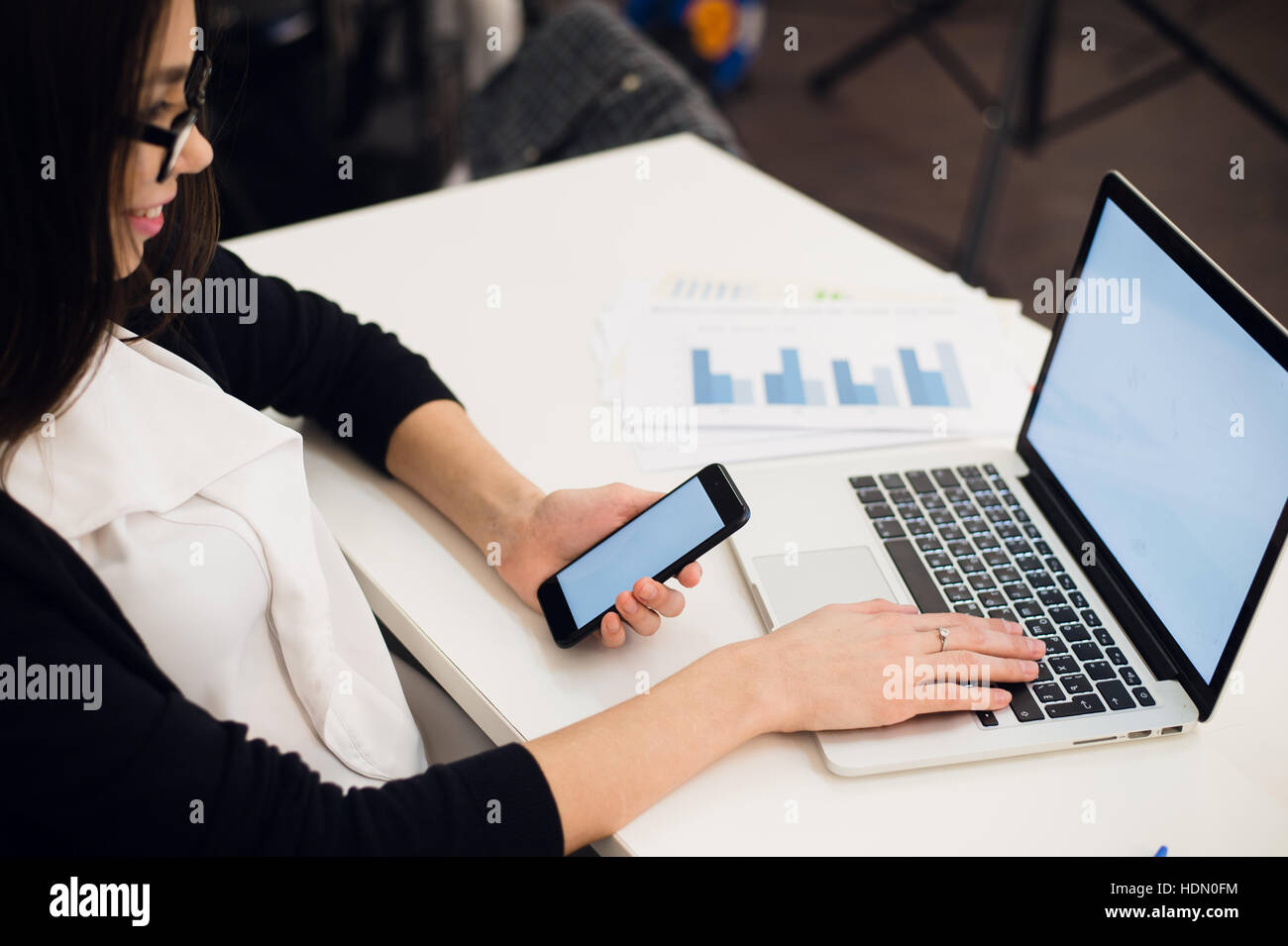 Close Up von Frau Hände mit Handy und Laptop-Computer mit leere Kopie Raum Bildschirm für Ihr Werbung Text Nachricht oder Inhalt. Stockfoto