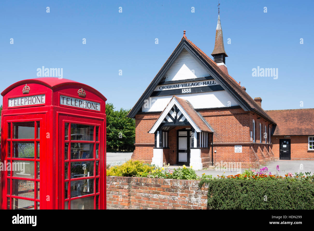 Chobham Dorfhalle, Bahnhofstraße, Chobham, Surrey, England, Vereinigtes Königreich Stockfoto