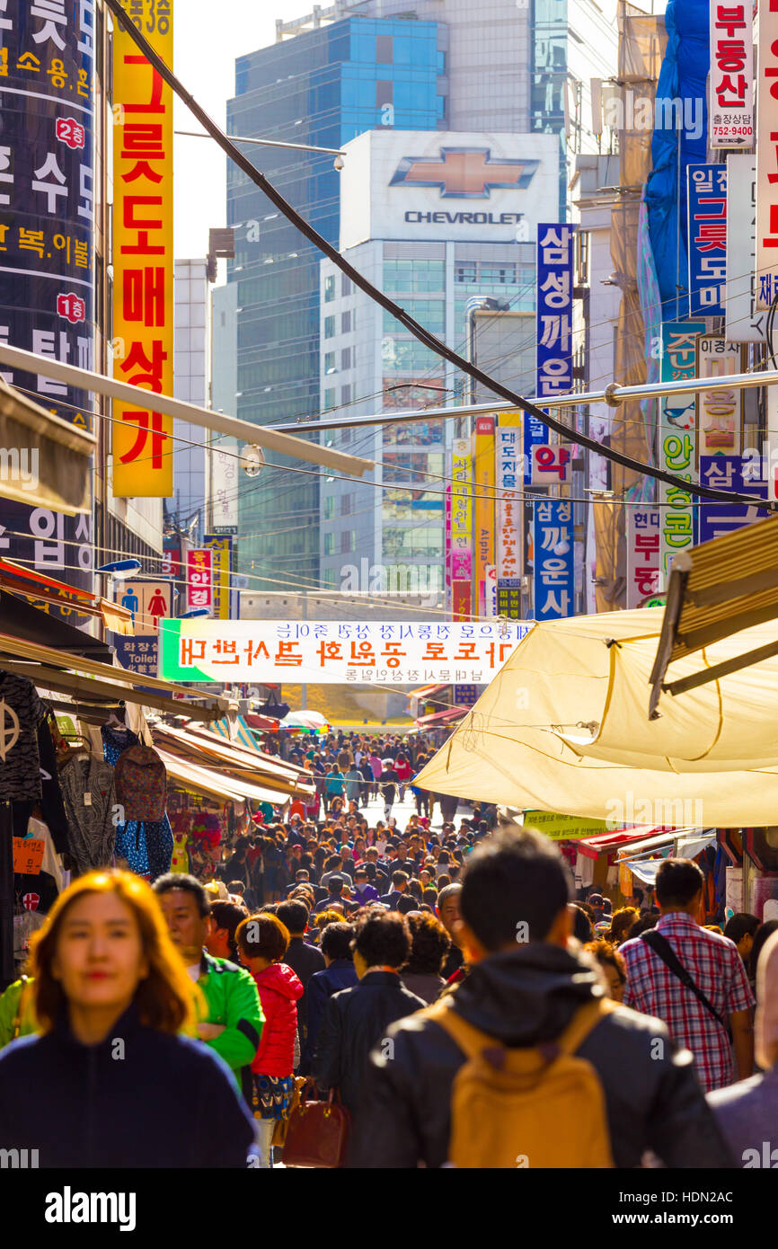 Menschen auf belebten Namdaemun-Markt Fußgängerzone umgeben von Läden, Zeichen und überfüllt mit Käufern. Stockfoto
