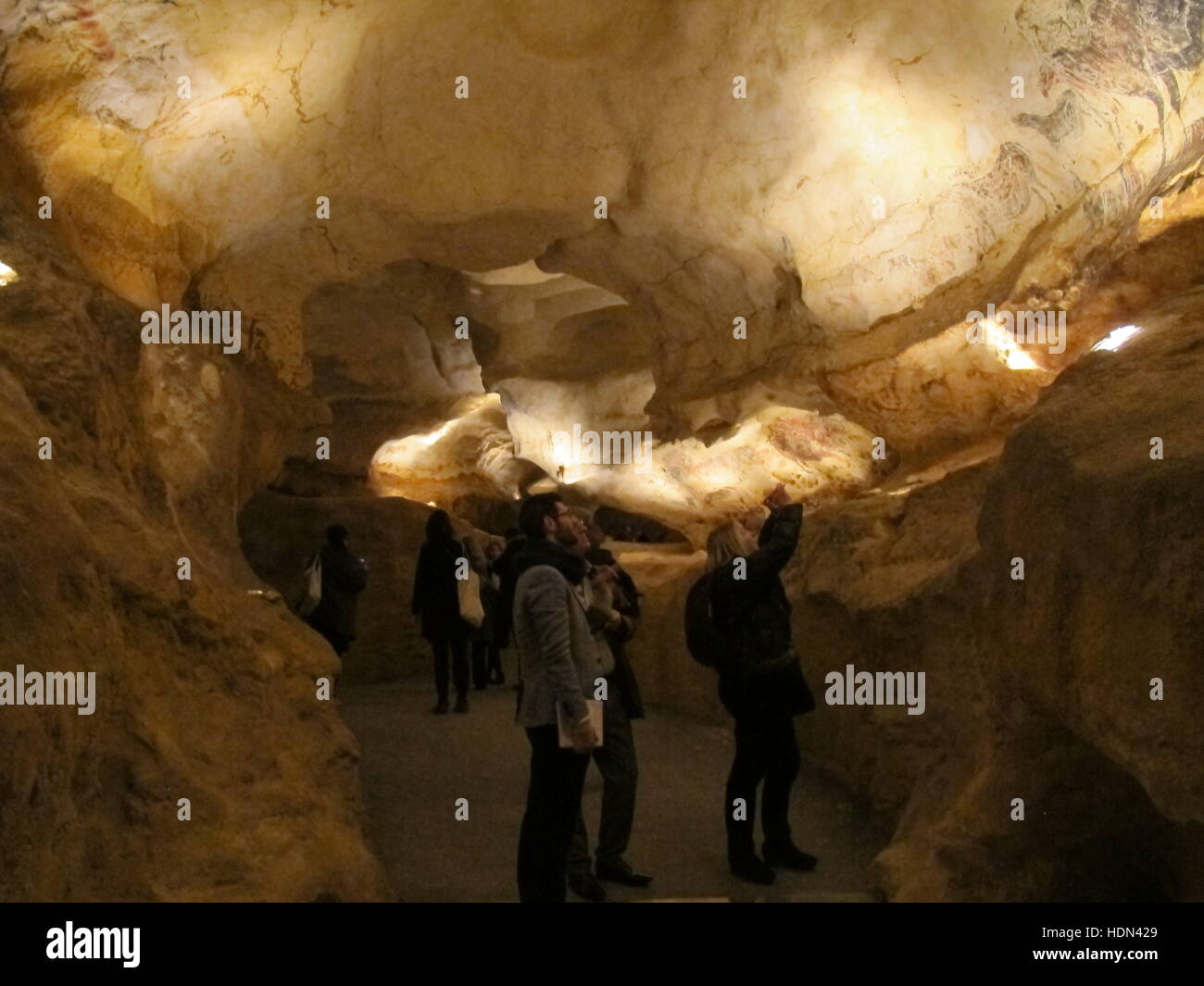 Montignac, Frankreich. 8. Dezember 2016. Ein Blick auf die Replik-Höhle mit Reproduktionen von Stichen am Centre International de l ' Art parietalen Montignac Lascaux in Montignac, Frankreich, 8. Dezember 2016. Lascaux IV ist eine neue Reproduktion des berühmten Steinzeithöhle im Südwesten Frankreichs. Foto: Sabine Glaubitz/Dpa/Alamy Live-Nachrichten Stockfoto