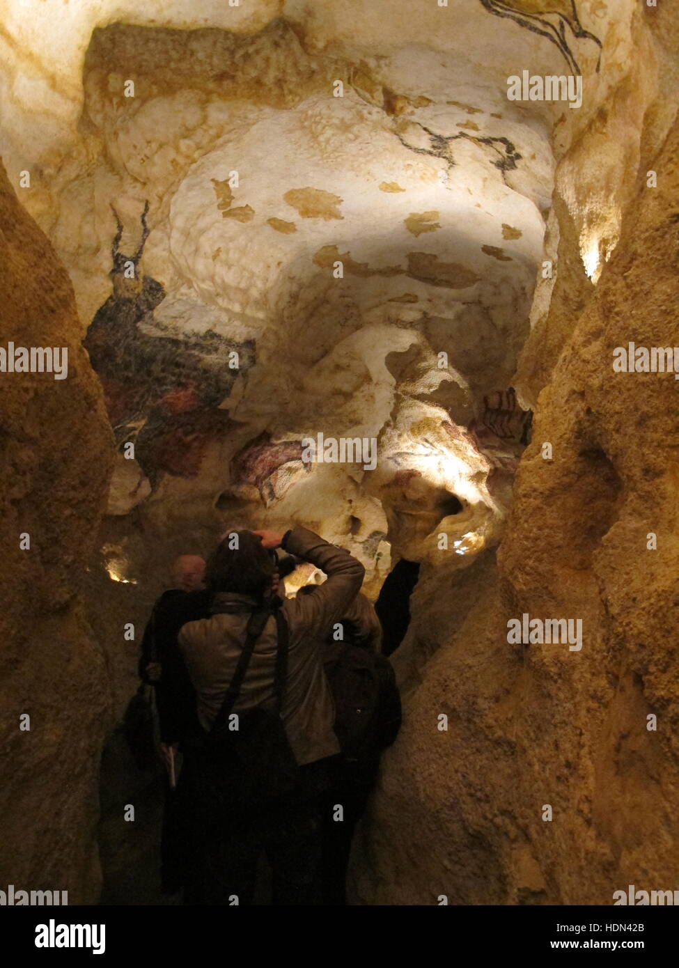 Montignac, Frankreich. 8. Dezember 2016. Ein Blick auf die Replik-Höhle mit Reproduktionen von Stichen am Centre International de l ' Art parietalen Montignac Lascaux in Montignac, Frankreich, 8. Dezember 2016. Lascaux IV ist eine neue Reproduktion des berühmten Steinzeithöhle im Südwesten Frankreichs. Foto: Sabine Glaubitz/Dpa/Alamy Live-Nachrichten Stockfoto