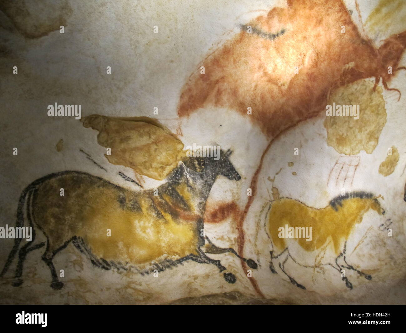 Montignac, Frankreich. 8. Dezember 2016. Eine Reproduktion des Gemäldes von Pferden im Centre International de l ' Art Decke parietalen Montignac Lascaux in Montignac, Frankreich, 8. Dezember 2016. Lascaux IV ist eine neue Reproduktion des berühmten Steinzeithöhle im Südwesten Frankreichs. Foto: Sabine Glaubitz/Dpa/Alamy Live-Nachrichten Stockfoto