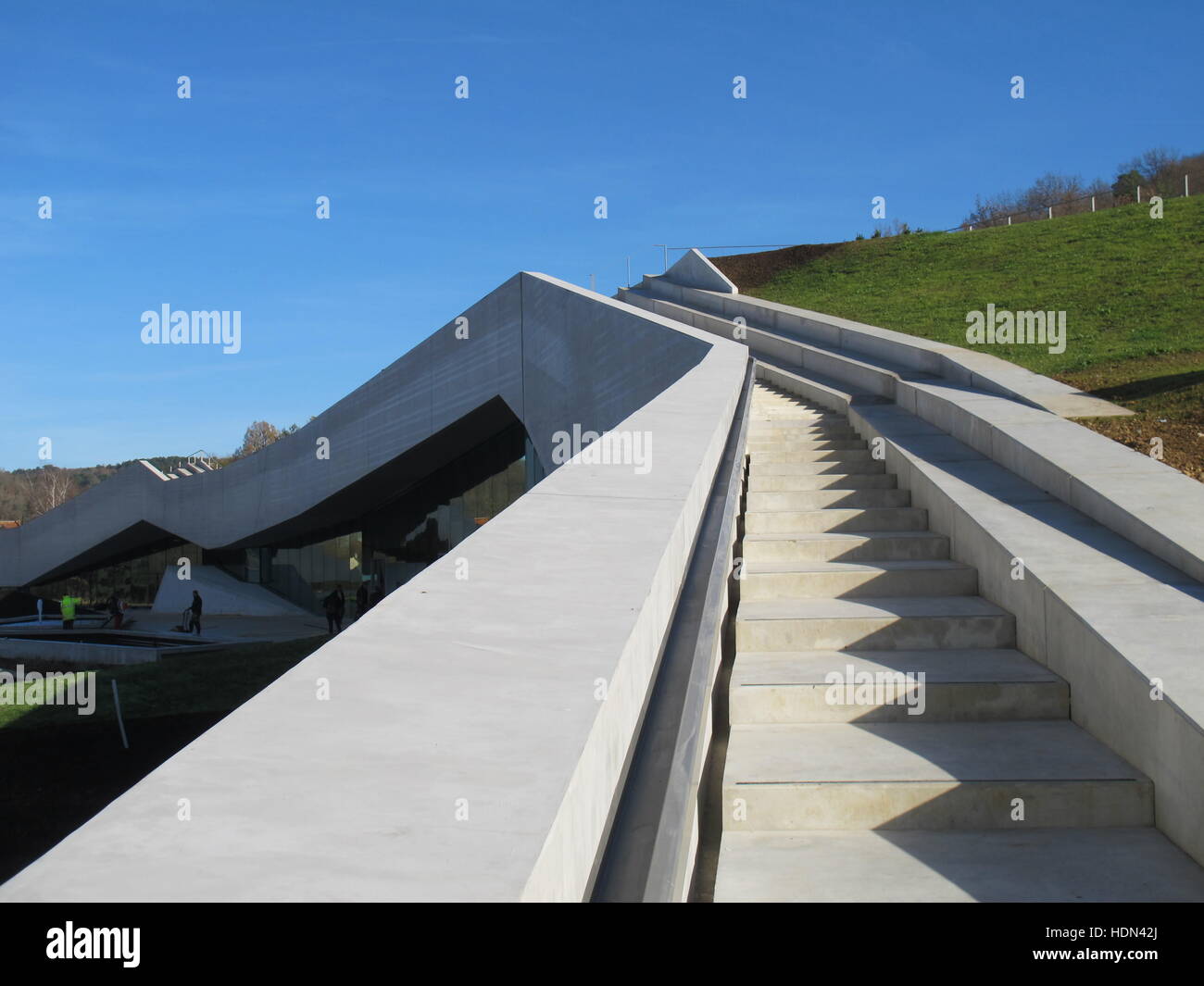 Das Centre International de l ' Art parietalen Montignac Lascaux in Montignac, Frankreich, 8. Dezember 2016. Das Gebäude befindet sich in Lascaux IV, eine neue Reproduktion des berühmten Steinzeithöhle im Südwesten Frankreichs. Foto: Sabine Glaubitz/dpa Stockfoto