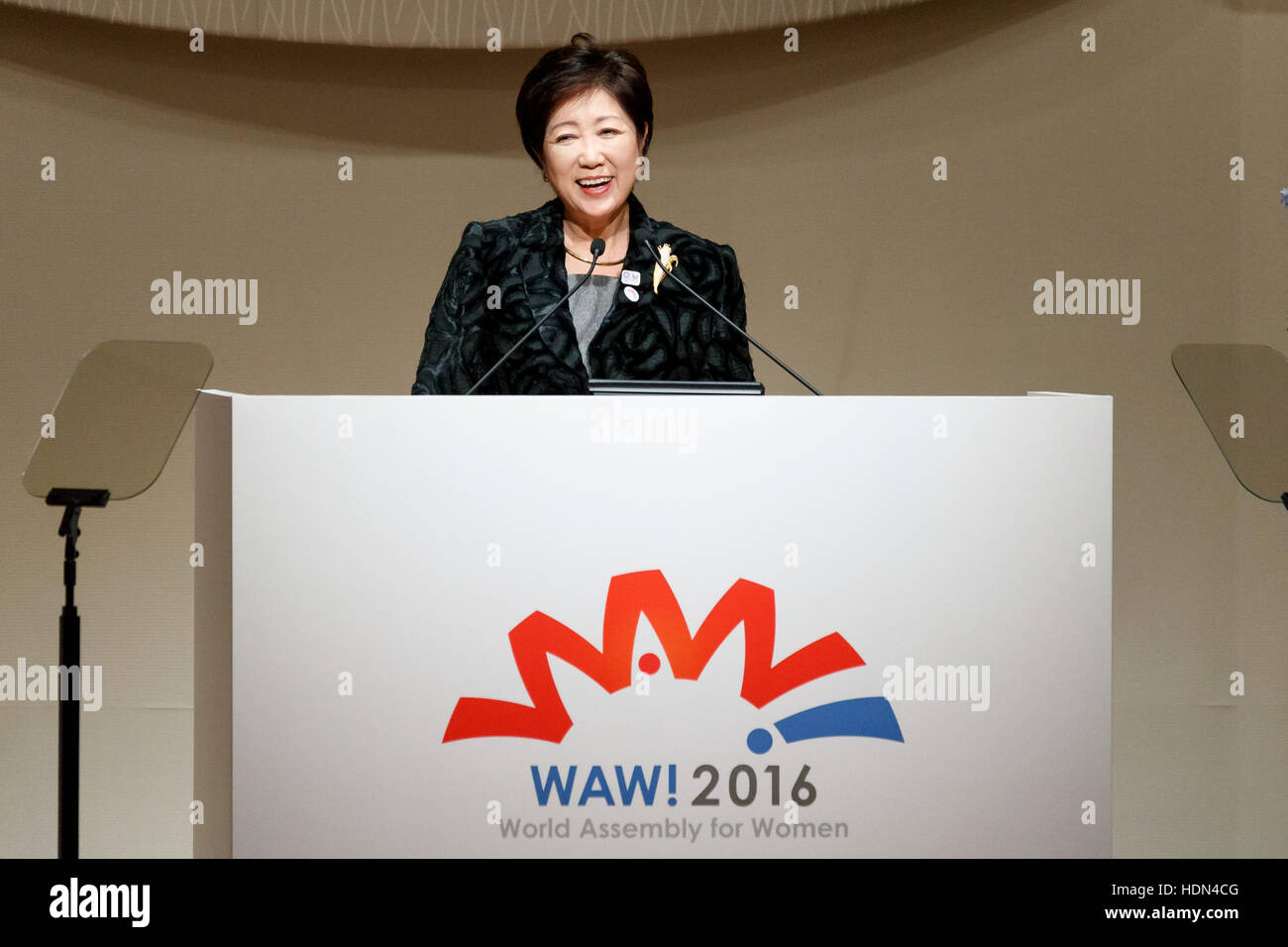 Tokio, Japan. 13. Dezember 2016. Tokyo Gouverneur Yuriko Koike spricht während der Weltversammlung für Frauen: WAW! 2016 am 13. Dezember 2016, Tokio, Japan. Weibliche Führungskräfte aus Politik, Wirtschaft, Sport und Gesellschaft sind WAW besuchen! 2016, die Rolle von Frauen in ihren Ländern und Zugehörigkeiten zu diskutieren. Japan versucht, die Beteiligung von Frauen in Arbeit und Abe Verwaltung ein Ziel der Erhöhung des Anteils von Frauen in Führungspositionen auf 30 Prozent bis 2020 gesetzt. Bildnachweis: Aflo Co. Ltd./Alamy Live-Nachrichten Stockfoto