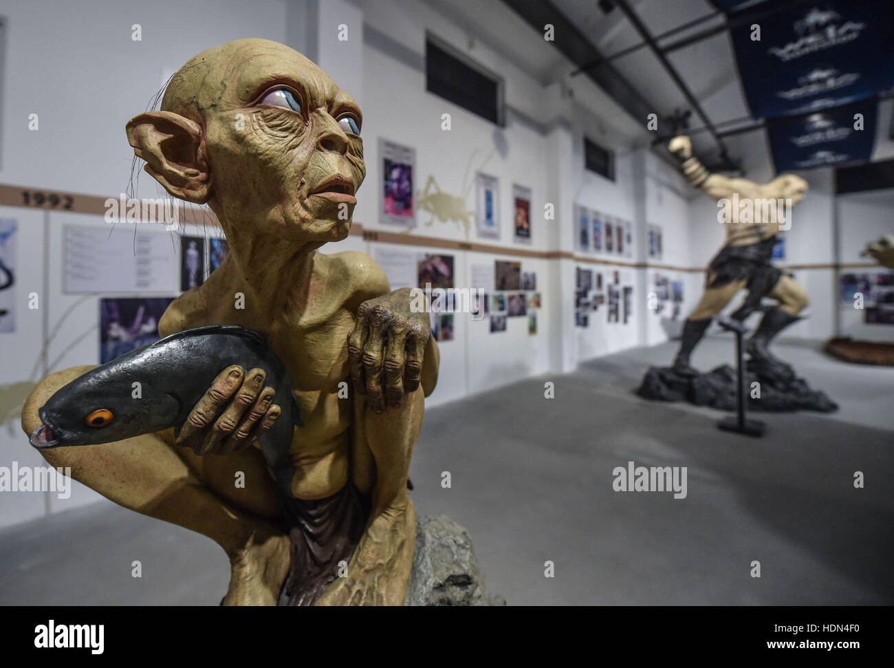 Tongxiang. 13. Dezember 2016. Foto aufgenommen am 13. Dezember 2016 zeigt ein Modell des Gollum im Film "The Lord of the Rings" während einer Ausstellung 'A Future in der bildenden Kunst - Weta Workshop und die Welt von Dr. Grordborts' in Wuzhen, Ost-China Zhejiang Provinz. Weta Digital, ein Geschäftsbereich von Weta Workshop ist eine digitale visuelle Effekte im 1993 Sitz in Wellington, Neuseeland. Er gewann fünf Oscars oder "Oscar" für die besten visuellen Effekte, darunter "The Lord of the Rings", "Avatar", "King Kong". Bildnachweis: Xu Yu/Xinhua/Alamy Live-Nachrichten Stockfoto