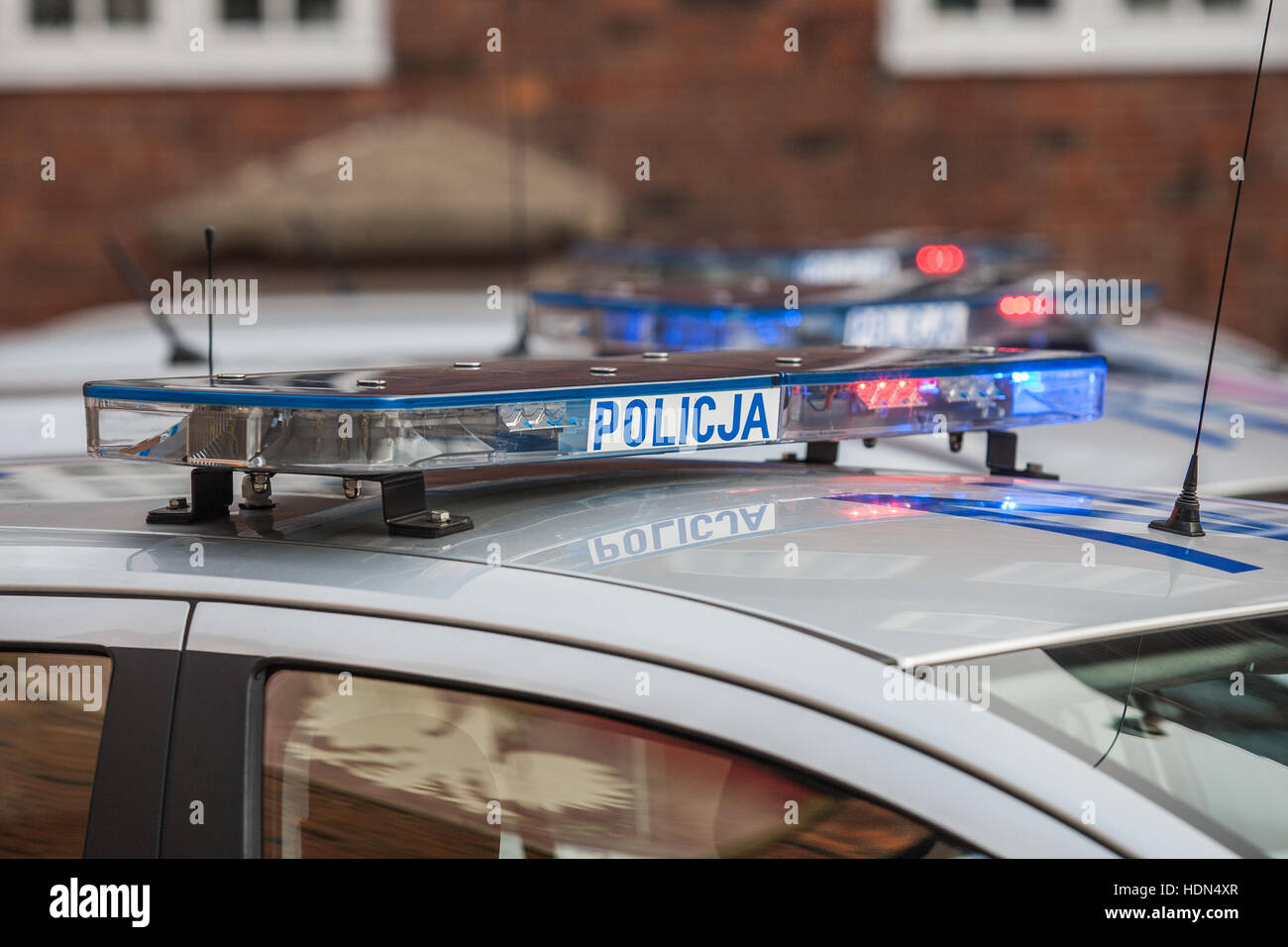 Danzig, Polen. 13. Dezember 2016. Drei neue Fahrzeuge und neue Drogen-Analyser Pommerschen Polizei den Betrieb aufnehmen. Autos und Labor Maschine wurde von der Pommerschen Marschall Mieczyslaw Struktogramm gekauft und offiziell an Polica bei der Biskupia Gorka Polizei in Danzig Credit Hauptsitz: Michal Fludra/Alamy Live News Stockfoto