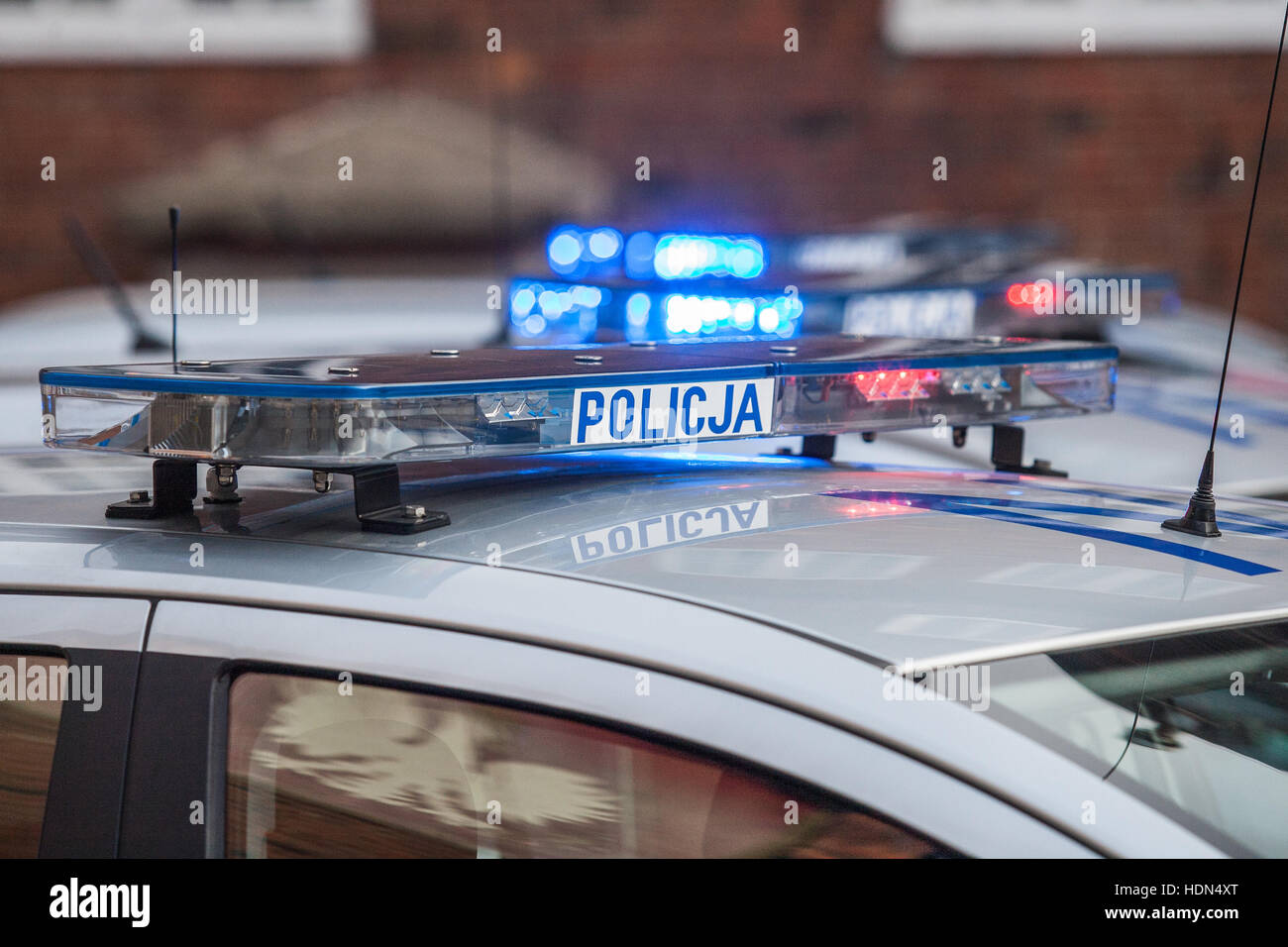 Danzig, Polen. 13. Dezember 2016. Drei neue Fahrzeuge und neue Drogen-Analyser Pommerschen Polizei den Betrieb aufnehmen. Autos und Labor Maschine wurde von der Pommerschen Marschall Mieczyslaw Struktogramm gekauft und offiziell an Polica bei der Biskupia Gorka Polizei in Danzig Credit Hauptsitz: Michal Fludra/Alamy Live News Stockfoto