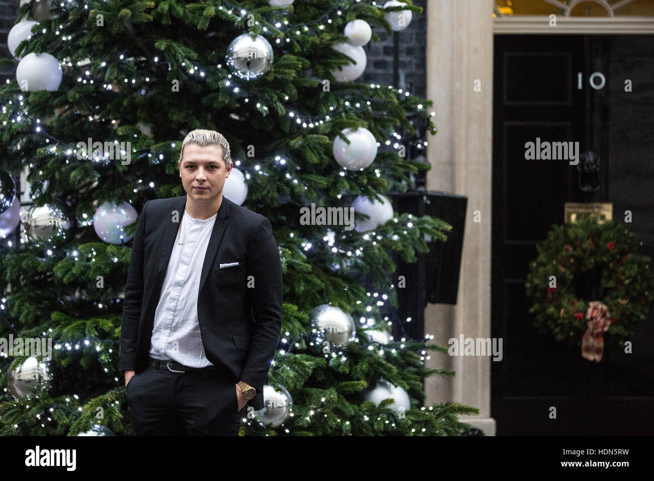 London, UK. 13. Dezember 2016. John Newman Posen vor der Downing Street Weihnachtsbaum vor der Kinder Weihnachtsfeier am Nr. 11 vom Kanzler des Finanzministeriums Philip Hammond zugunsten der Starlight Children Foundation. Bildnachweis: Mark Kerrison/Alamy Live-Nachrichten Stockfoto