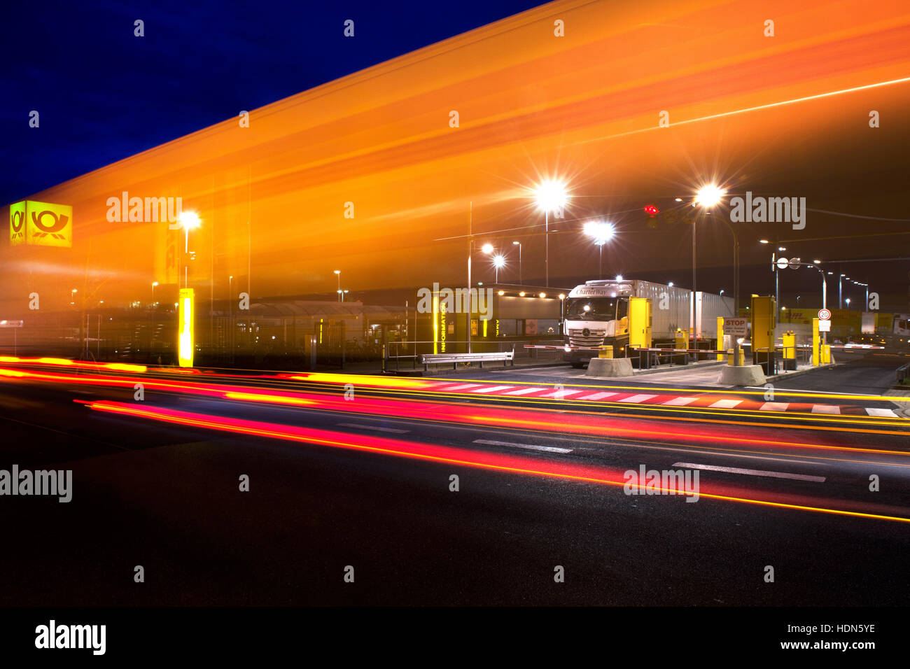 Ottendorf-Okrilla, Deutschland. 13. Dezember 2016. Der Eingang zum DHL Paket Zentrum in Ottendorf-Okrilla, Deutschland, 13. Dezember 2016. Im Zentrum sind rund 400 Arbeiter beschäftigt, die große Zahl der in der Vorweihnachtszeit gesendeten Pakete zu verarbeiten. Rund 450.000 Pakete betreten und verlassen das Zentrum jeden Tag. Foto: Arno Burgi/Dpa-Zentralbild/Dpa/Alamy Live-Nachrichten Stockfoto