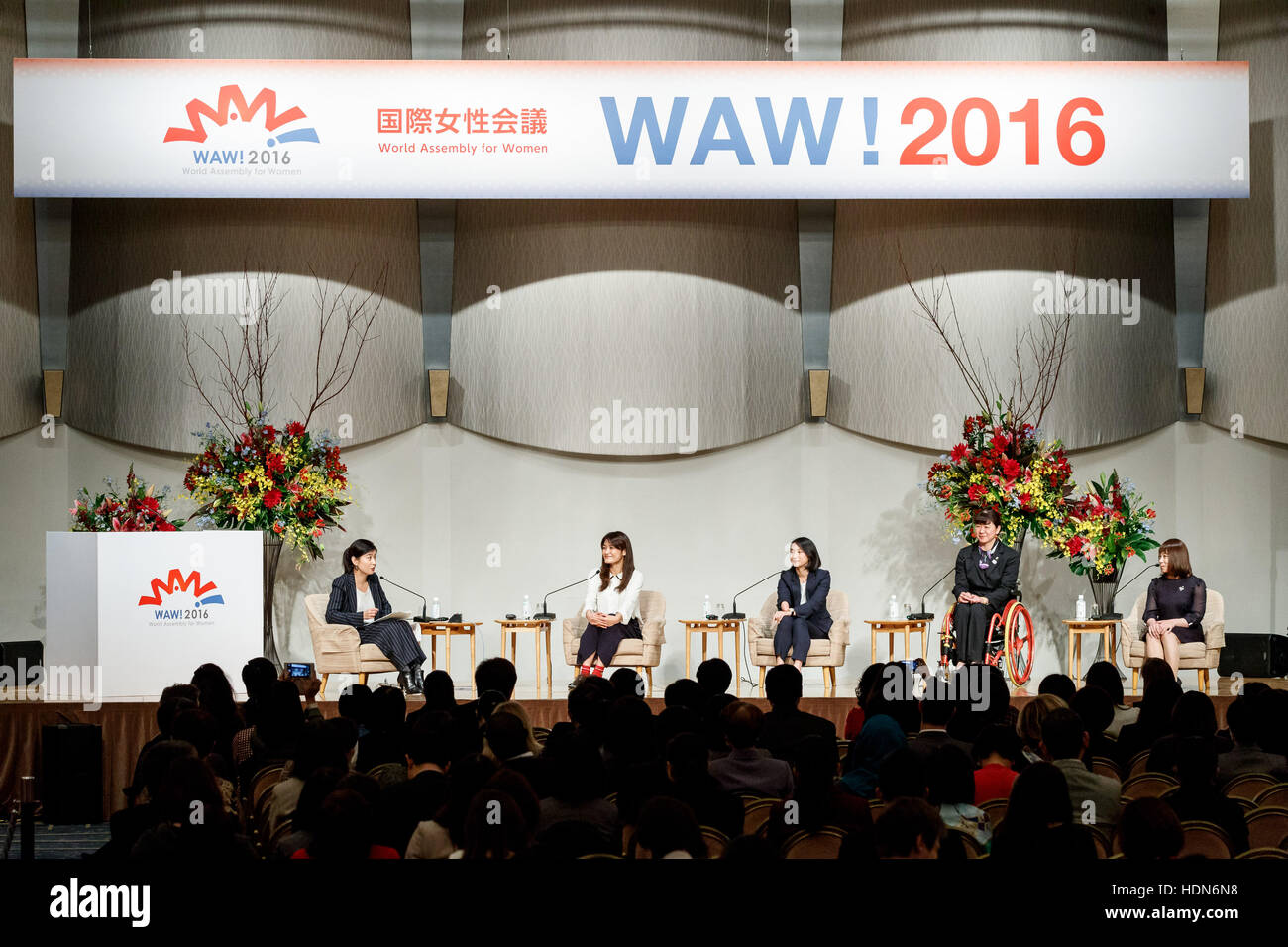 Tokio, Japan. 13. Dezember 2016. (Zweiter von links) Rio Olympischen Ringen Goldmedaillengewinner Kaori Icho, Rio Paralympische Leichtathletik Bronze Medaillenträger Sae Tsuji, Athen Paralympischen schwimmen heben Bronzemedaillengewinner Hiromi Miyake wiegen Mayumi Narita und Rio Olympischen Goldmedaillengewinner besuchen die Weltversammlung für Frauen: WAW! 2016 am 13. Dezember 2016, Tokio, Japan. Weibliche Führungskräfte aus Politik, Wirtschaft, Sport und Gesellschaft sind WAW besuchen! 2016, die Rolle von Frauen in ihren Ländern und Zugehörigkeiten zu diskutieren. Bildnachweis: Aflo Co. Ltd./Alamy Live-Nachrichten Stockfoto