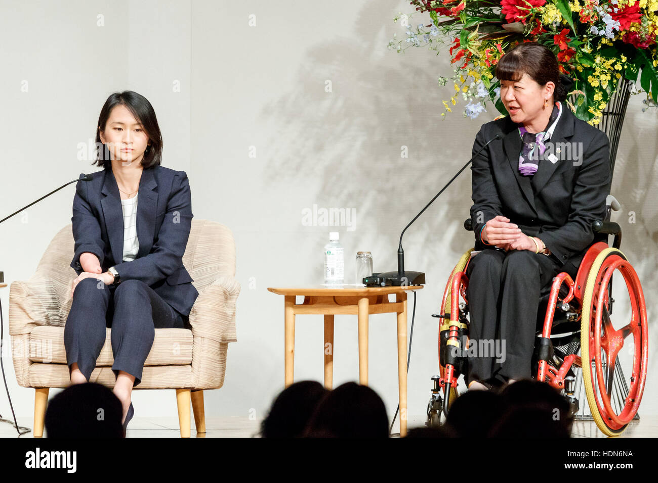 Tokio, Japan. 13. Dezember 2016. (L, R) Rio-Paralympische Leichtathletik Bronze Medaillenträger Sae Tsuji und Athen Paralympischen schwimmen gold Medalist Mayumi Narita sprechen während der Weltversammlung für Frauen: WAW! 2016 am 13. Dezember 2016, Tokio, Japan. Weibliche Führungskräfte aus Politik, Wirtschaft, Sport und Gesellschaft sind WAW besuchen! 2016, die Rolle von Frauen in ihren Ländern und Zugehörigkeiten zu diskutieren. Bildnachweis: Aflo Co. Ltd./Alamy Live-Nachrichten Stockfoto