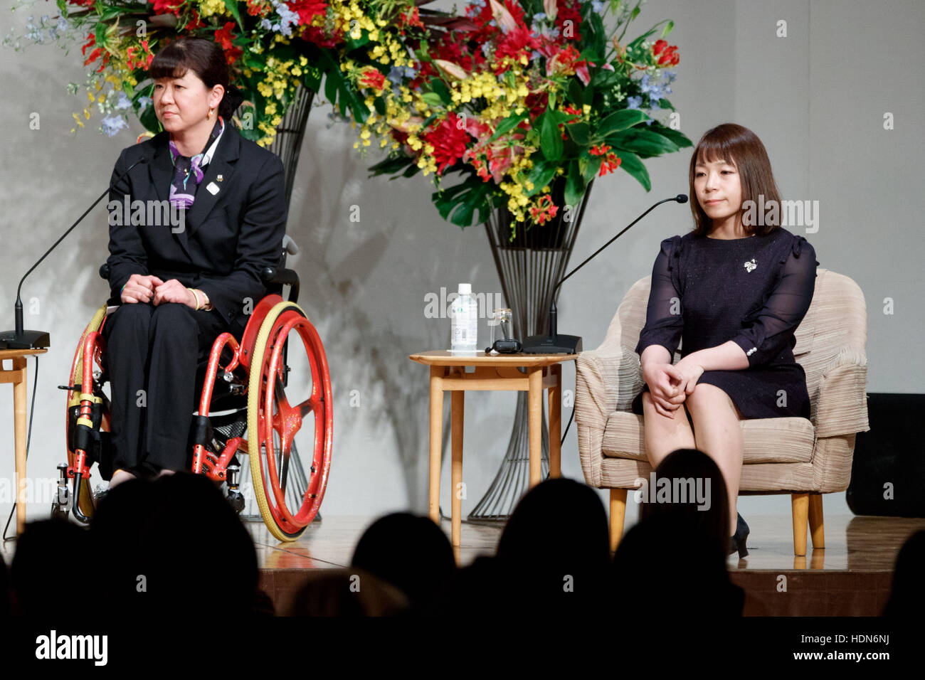 Tokio, Japan. 13. Dezember 2016. (L, R) Athen Paralympischen schwimmen Goldmedaillengewinner Mayumi Narita und Rio Olympic wiegen heben Bronzemedaillengewinner Hiromi Miyake besuchen die Weltversammlung für Frauen: WAW! 2016 am 13. Dezember 2016, Tokio, Japan. Weibliche Führungskräfte aus Politik, Wirtschaft, Sport und Gesellschaft sind WAW besuchen! 2016, die Rolle von Frauen in ihren Ländern und Zugehörigkeiten zu diskutieren. Bildnachweis: Aflo Co. Ltd./Alamy Live-Nachrichten Stockfoto