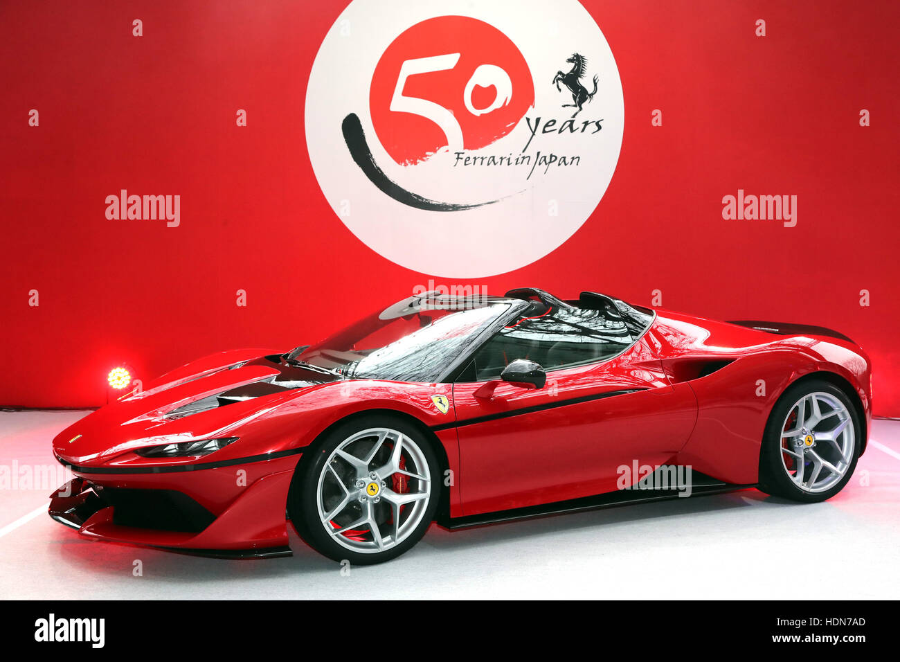 Tokio, Japan. 13. Dezember 2016. Italienische Sportwagenhersteller Ferrari zeigt das neue Fahrzeug "Ferrari J50" Weltneuheit in Tokio am Dienstag, 13. Dezember 2016 Ferrari 50. Jubiläum in Japan. Ferrari-J50 hat 3,9-Wurf V8 Turbo Motor Antrieb Roadster Körper in Rechnung gestellt. Kredite: Yoshio Tsunoda/AFLO/Alamy Live-Nachrichten Stockfoto