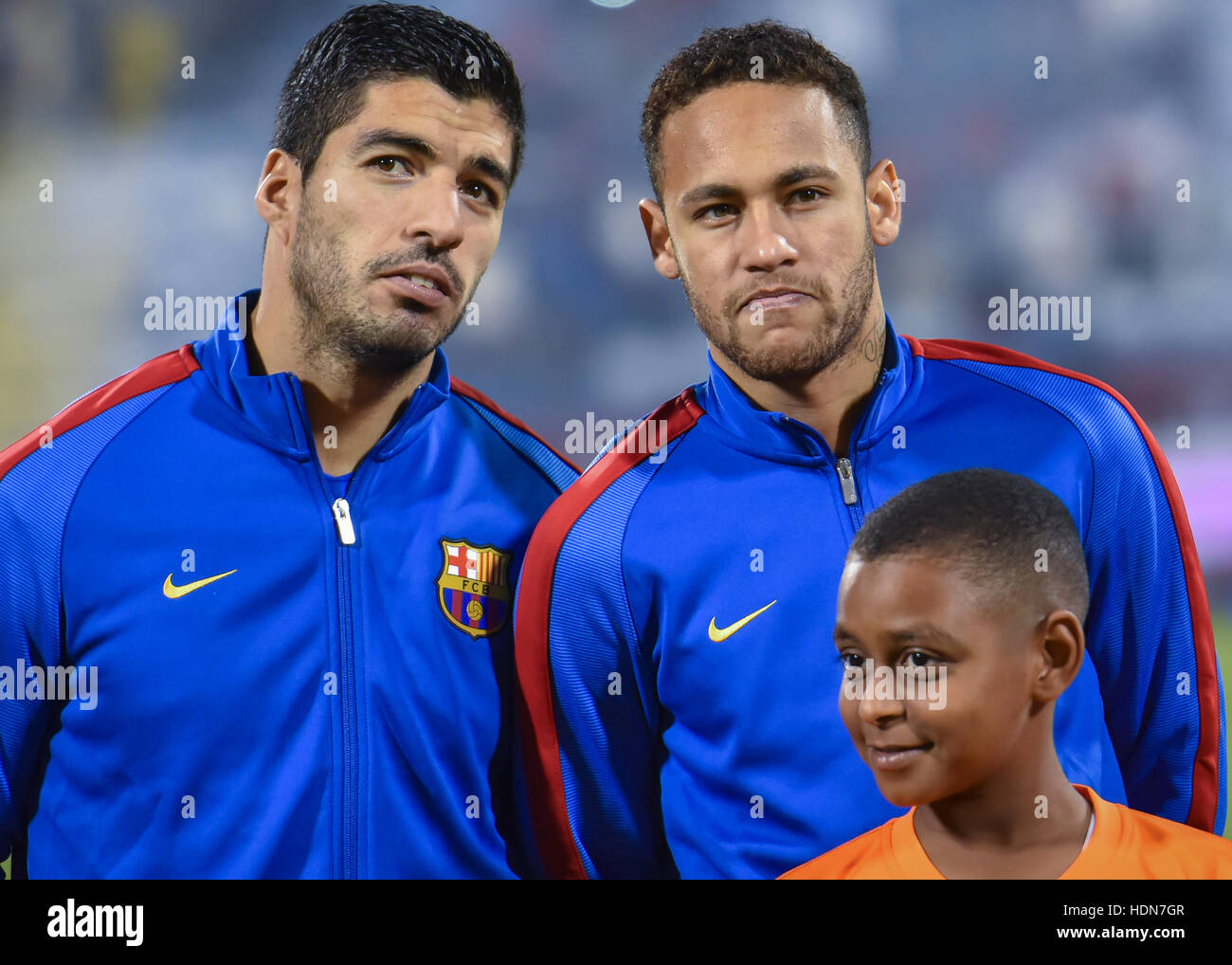 Doha, Katar. 13. Dezember 2016. Luis Suarez (L) und Neymar Barcelonas posieren vor dem Start von einem freundlichen Fußballspiel gegen Saudi Al-Ahli in Doha, der Hauptstadt von Katar, 13. Dezember 2016. Barcelona gewann 5: 3. Bildnachweis: Nikku/Xinhua/Alamy Live-Nachrichten Stockfoto