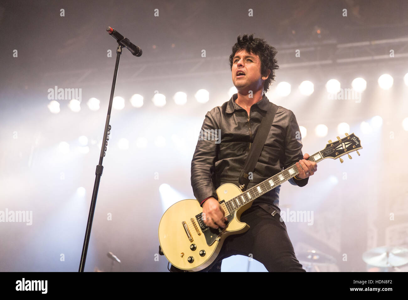 Chicago, Illinois, USA. 23. Oktober 2016. Billie von Green Day tritt im Aragon Ballroom in Chicago, Illinois © Daniel DeSlover/ZUMA Draht/Alamy Live News Stockfoto