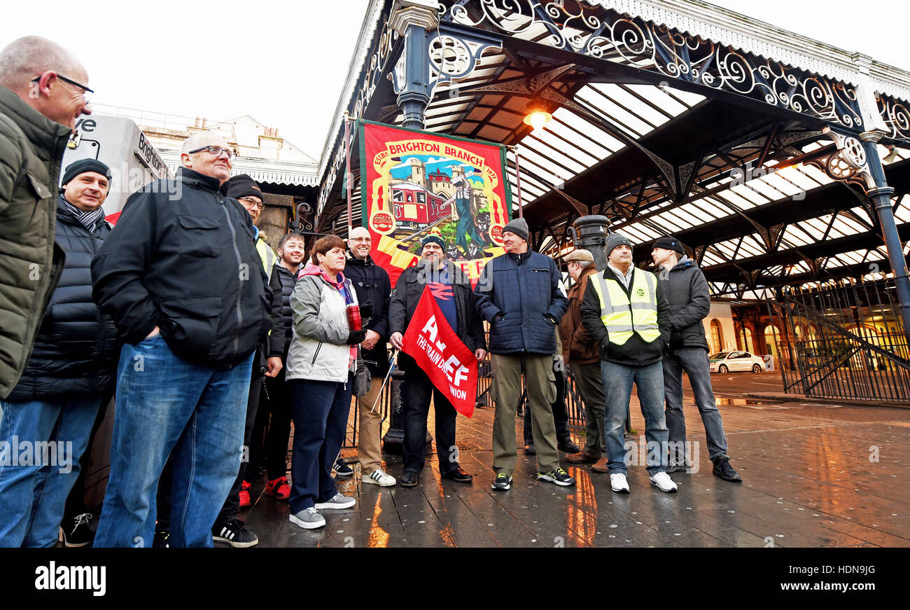 Brighton, Sussex, UK. 14. Dezember 2016. Mehr Reisen Störung für Pendler als Mitglieder die ASLEF und RMT Gewerkschaften Streiks vor Brighton Bahnhof früh wie sie gegen Southern Rail Vorschläge zur Treiber funktionieren Arbeitskampfmaßnahmen nur trainiert. Gespräche finden statt zwischen Gewerkschaften und Verwaltung im Laufe des Tages zu versuchen, den lang andauernden Streit Kredit zu begleichen: Simon Dack/Alamy Live News Stockfoto