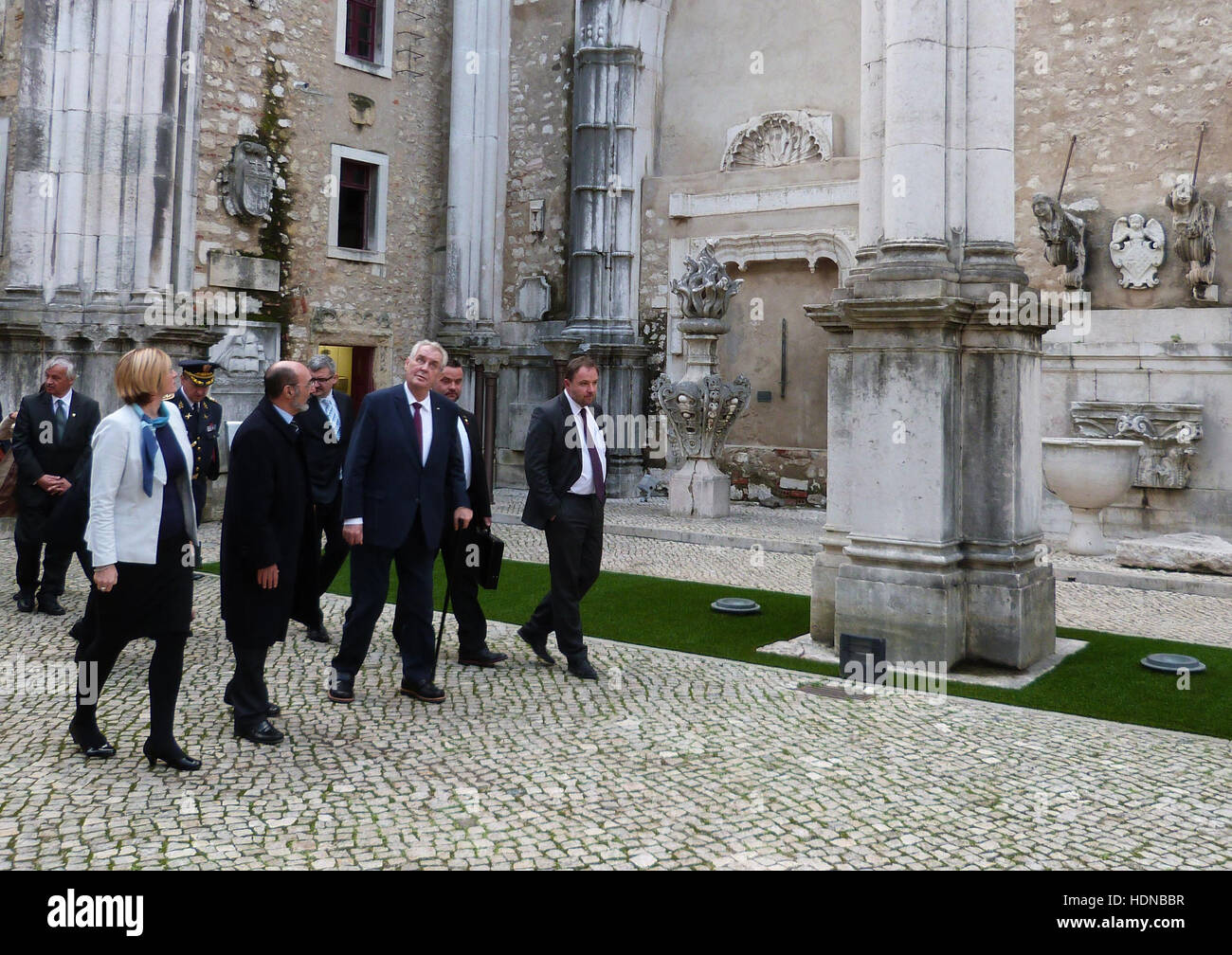Lisboa, Portugal. 14. Dezember 2016. Milos Zeman, Präsident der Tschechischen Republik, Dritter von rechts, mit Minister für regionale Entwicklung Karla Slechtova, links, während ihres Besuchs von Portugal in Lissabon, Portugal, 14. Dezember 2016. Zeman kam Montag für einen zweitägigen Staatsbesuch in Portugal. Bildnachweis: Sarka Nobilisova/CTK Foto/Alamy Live-Nachrichten Stockfoto
