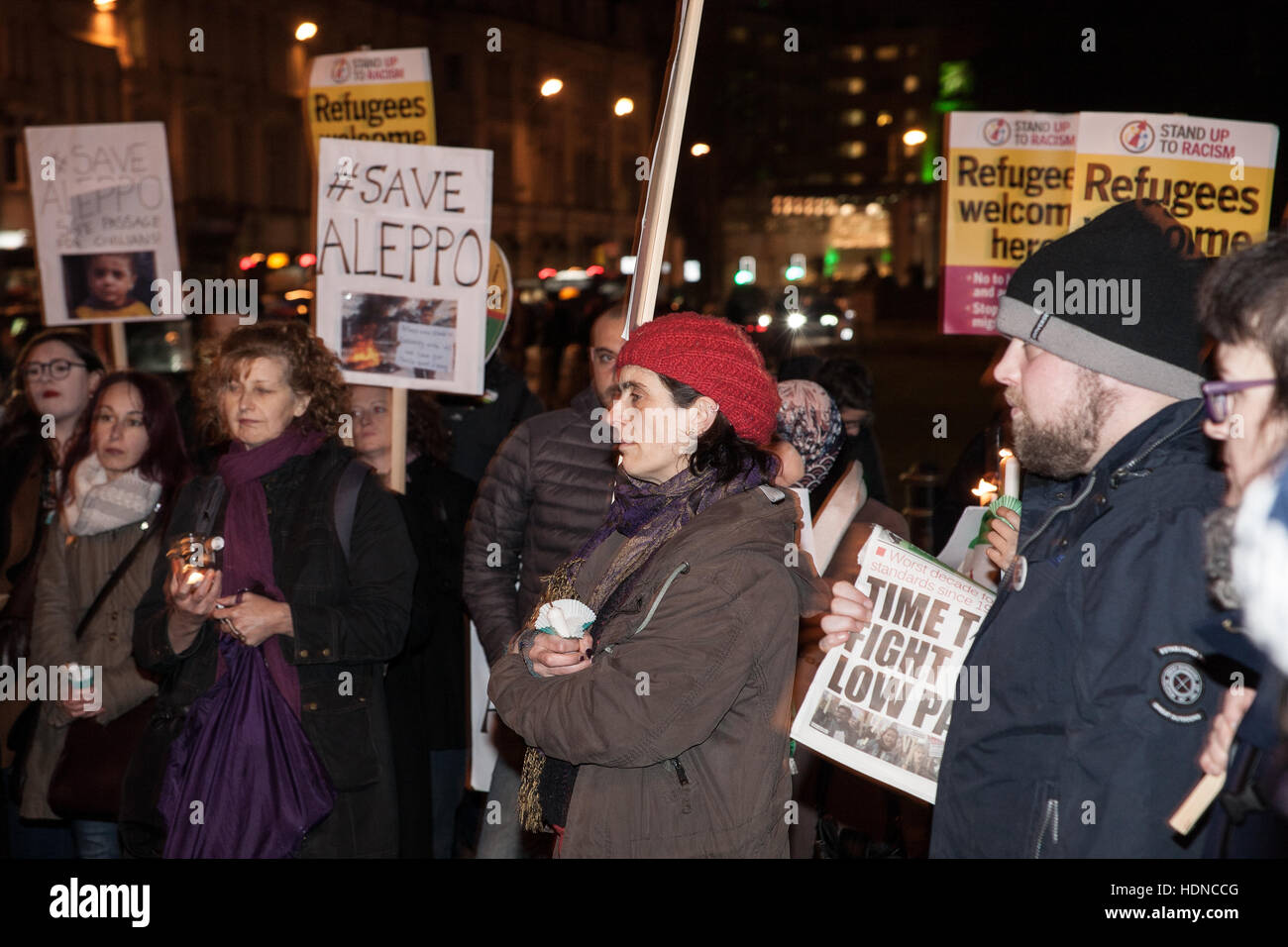 Cardiff, UK. 14. Dezember 2016. #SaveAleppo Protestkundgebung vor Cardiff Castle 100 Aktivisten teilnahmen.  Bildnachweis: Taz Rahman/Alamy Live-Nachrichten Stockfoto