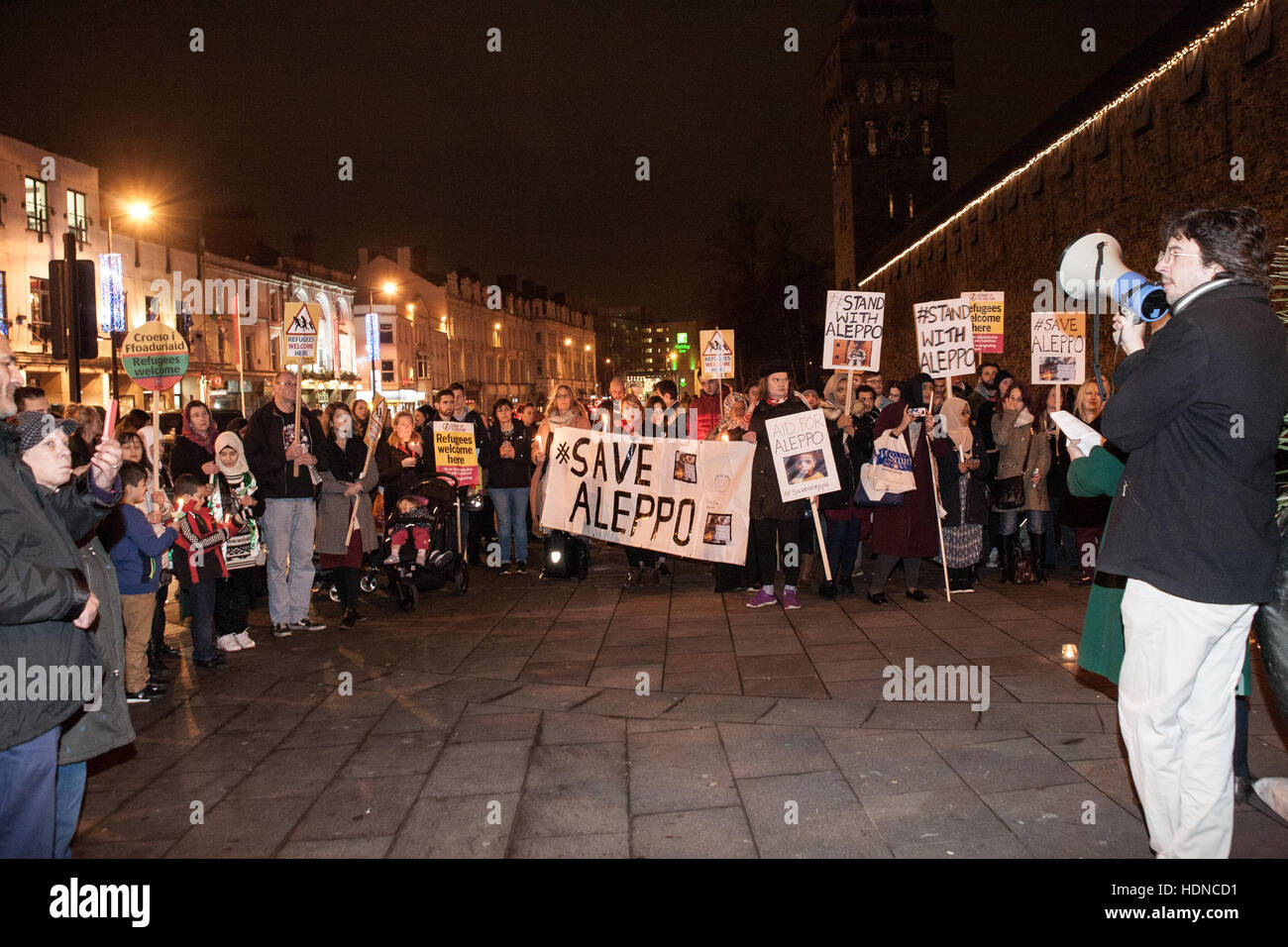 Cardiff, UK. 14. Dezember 2016. #SaveAleppo Protestkundgebung vor Cardiff Castle 100 Aktivisten teilnahmen. Bildnachweis: Taz Rahman/Alamy Live-Nachrichten Stockfoto