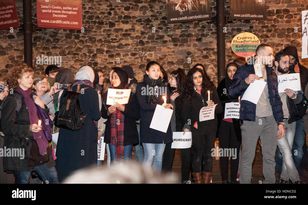 Cardiff, UK. 14. Dezember 2016. #SaveAleppo Protestkundgebung vor Cardiff Castle 100 Aktivisten teilnahmen. Bildnachweis: Taz Rahman/Alamy Live-Nachrichten Stockfoto