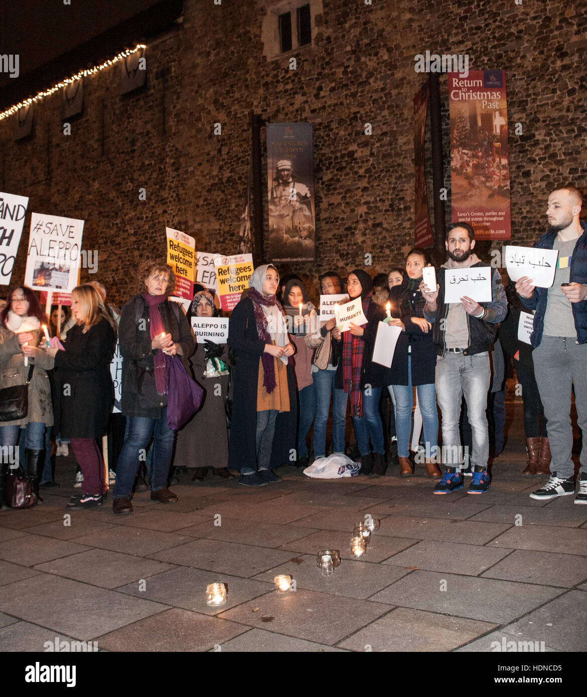 Cardiff, UK. 14. Dezember 2016. #SaveAleppo Protestkundgebung vor Cardiff Castle 100 Aktivisten teilnahmen. Bildnachweis: Taz Rahman/Alamy Live-Nachrichten Stockfoto