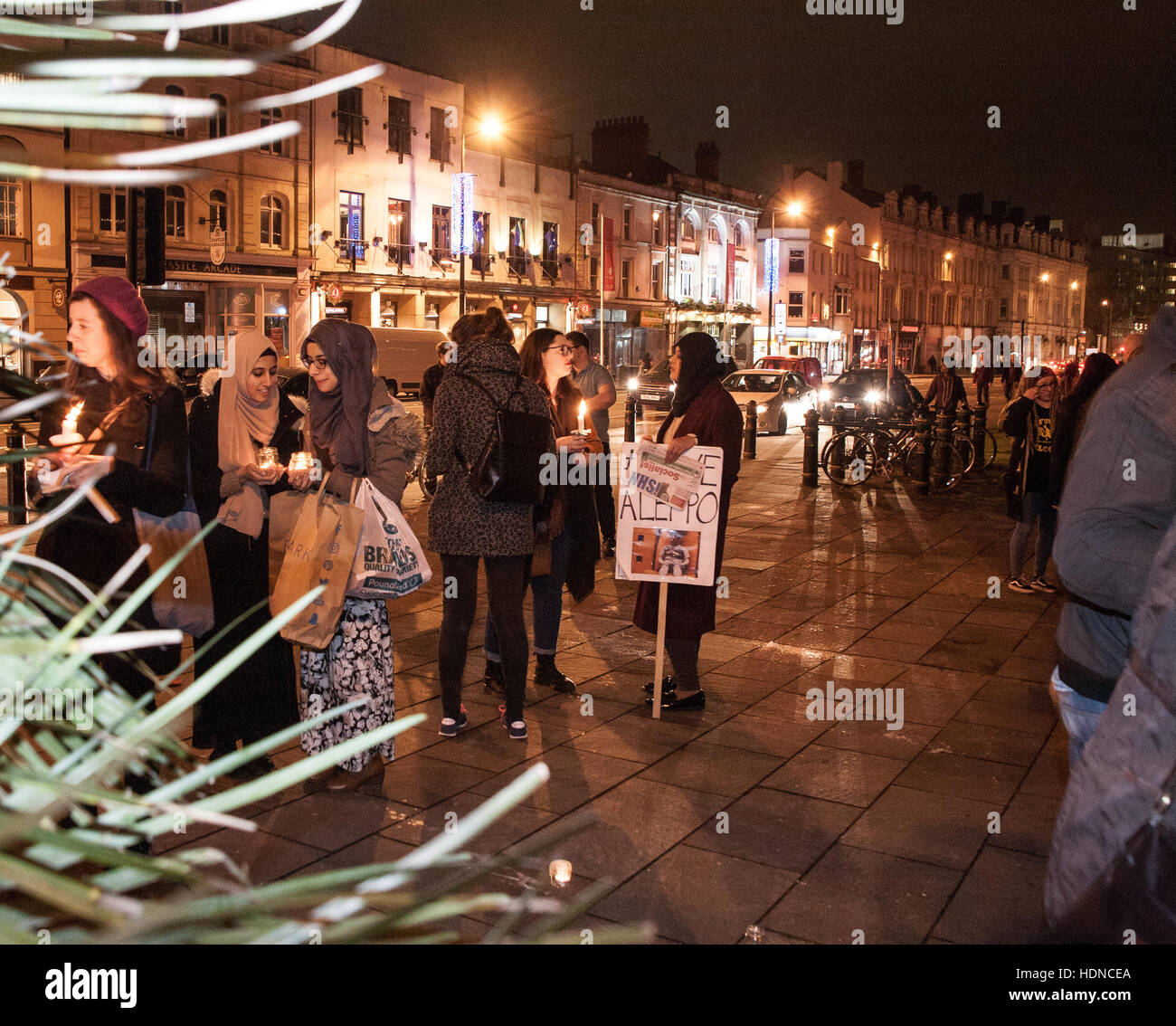 Cardiff, UK. 14. Dezember 2016. #SaveAleppo Protestkundgebung vor Cardiff Castle 100 Aktivisten teilnahmen. Bildnachweis: Taz Rahman/Alamy Live-Nachrichten Stockfoto