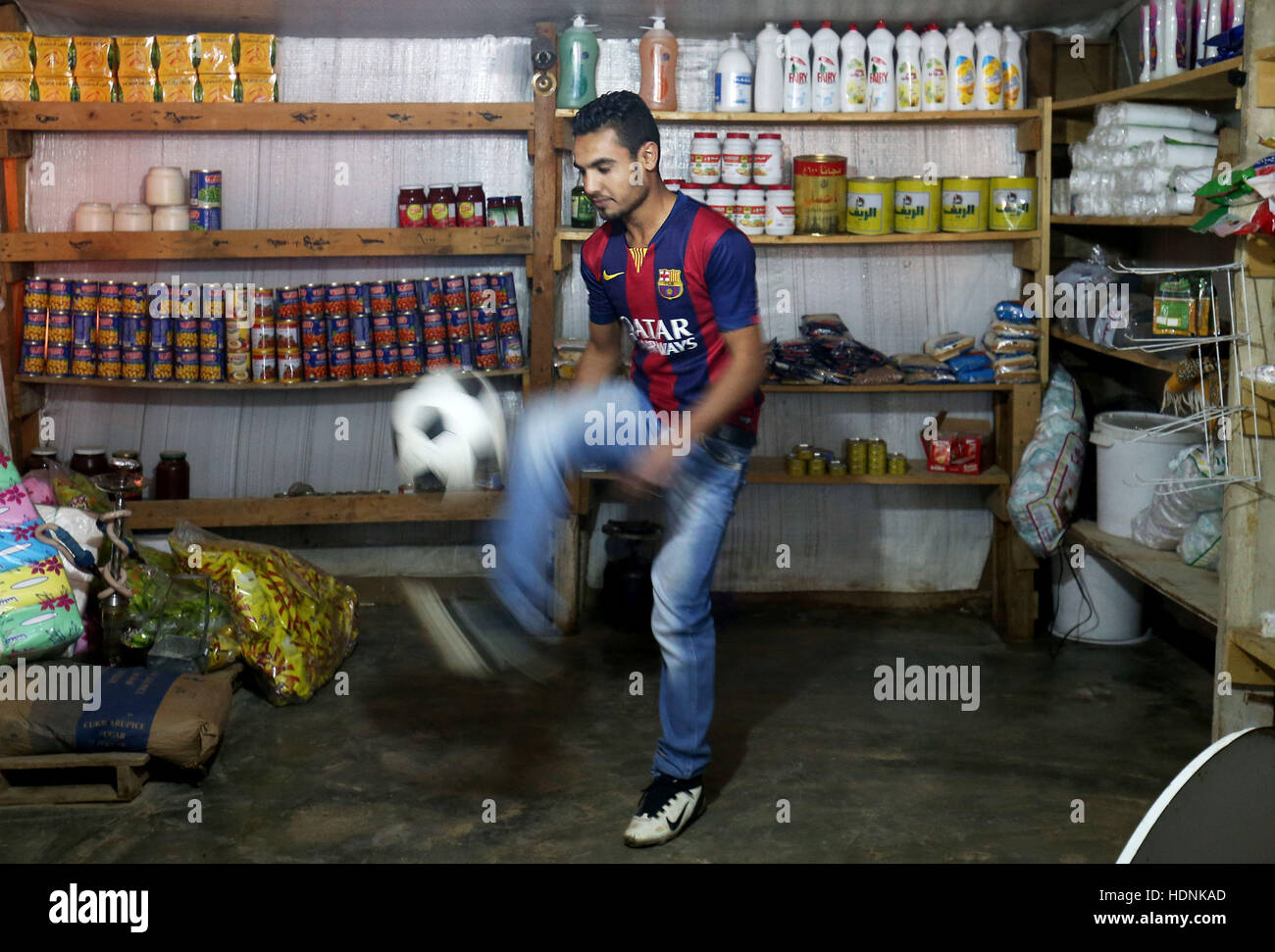 Syrischer Flüchtling Ishac Taleb, 20, ist Fußball verrückt und Barcelona unterstützt, läuft im Lager Shop im Bekaa-Tal, Libanon, nahe der syrischen Grenze. Stockfoto