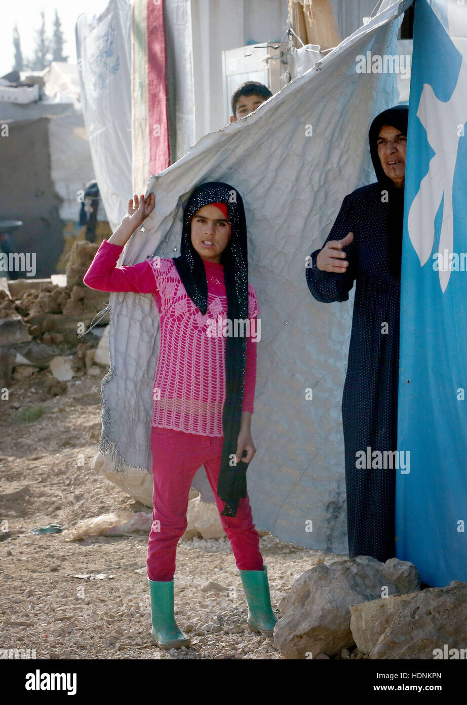 Syrische Flüchtlinge Blick ihre Zelte im Camp im Bekaa-Tal, Libanon, nahe der syrischen Grenze. Stockfoto