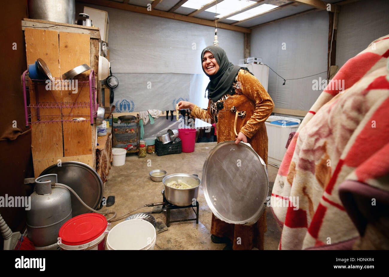 Syrischer Flüchtling Frau kocht Kohl in ihrem Zelt im Camp im Bekaa-Tal, Libanon, nahe der syrischen Grenze, gebar Sie ihr jüngster Sohn, zwei im Lager. Er schluckte eine Kakerlake auf achtzehn Monate alt und leidet immer noch unter Atemproblemen dadurch. Stockfoto