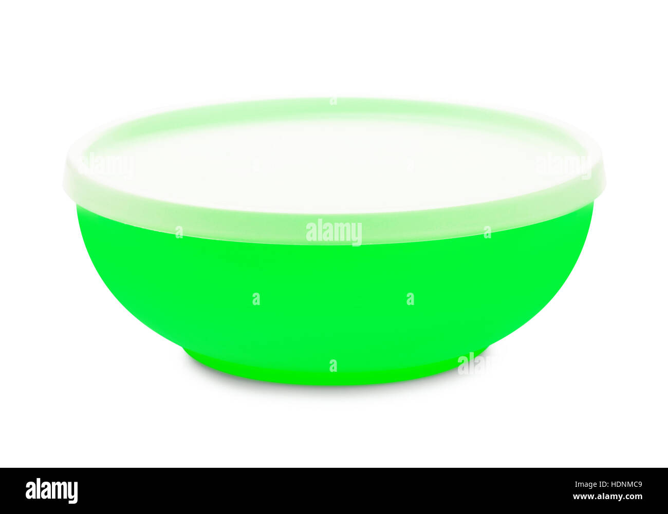 Geschlossenen grünen Plastikschüssel isoliert auf weißem Hintergrund Stockfoto