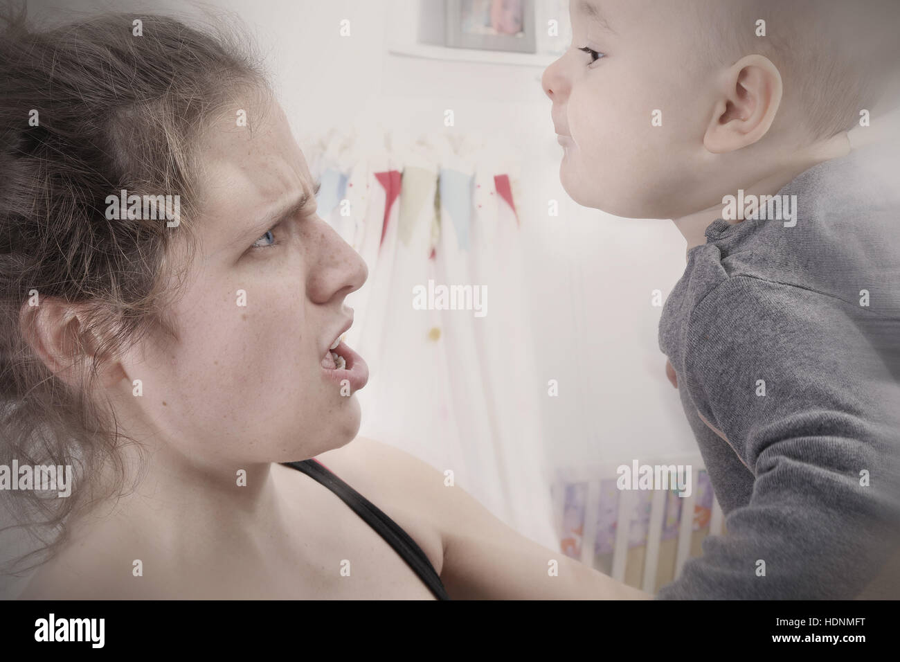 Postpartale Depression leiden Mutter schüttelt und ihr Baby schreit Stockfoto