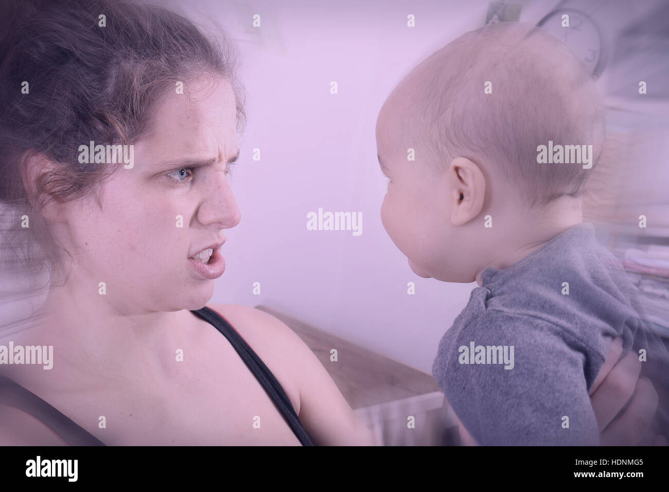Postpartale Depression leiden Mutter schüttelt und ihr Baby schreit Stockfoto