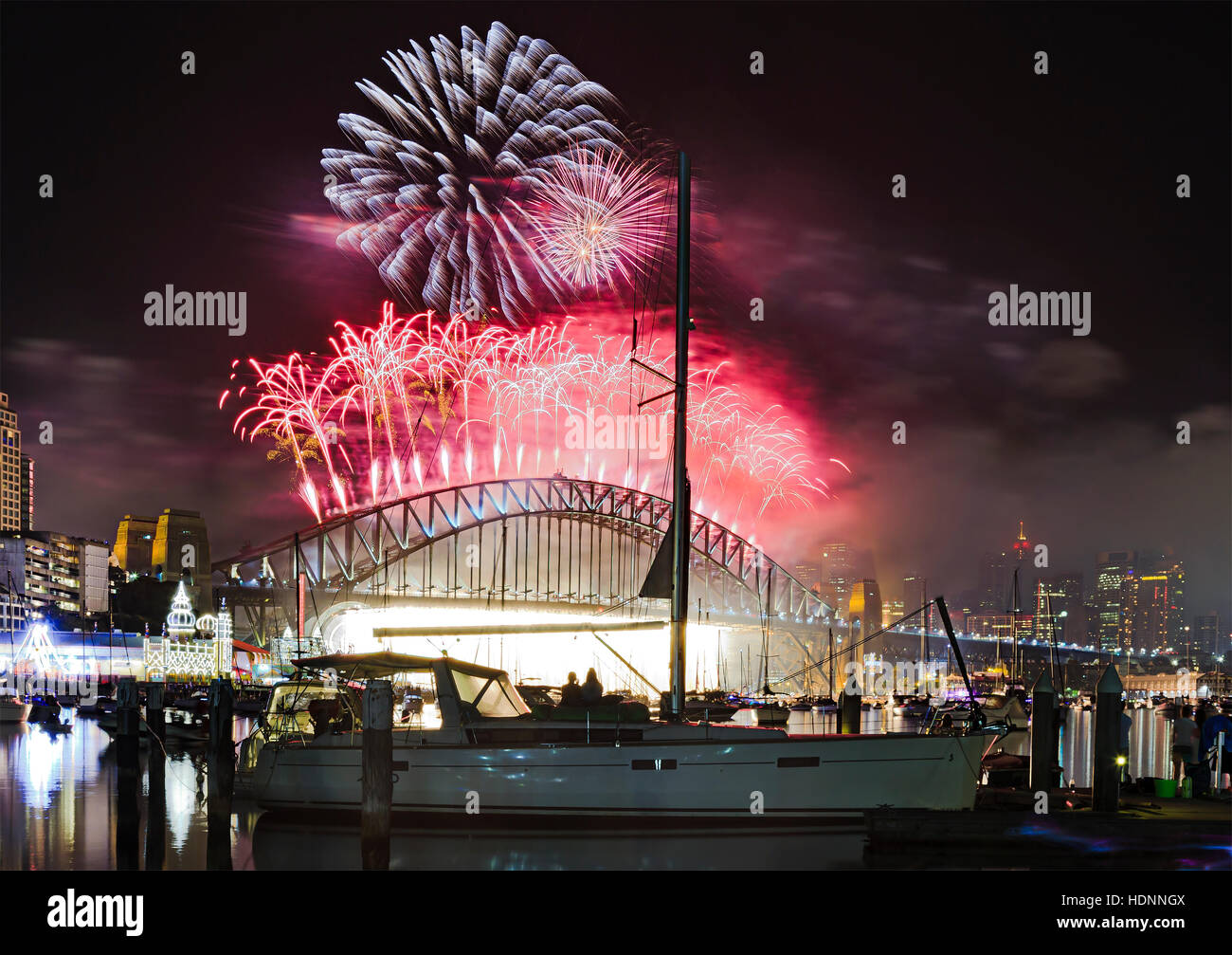 Silvester-Feuerwerk in Sydney über Hafen, Brücke und Stadt Wahrzeichen. Riesige Feuerbälle Herunterfallen zu Firefall vom Hafen Brückenbogen Stockfoto