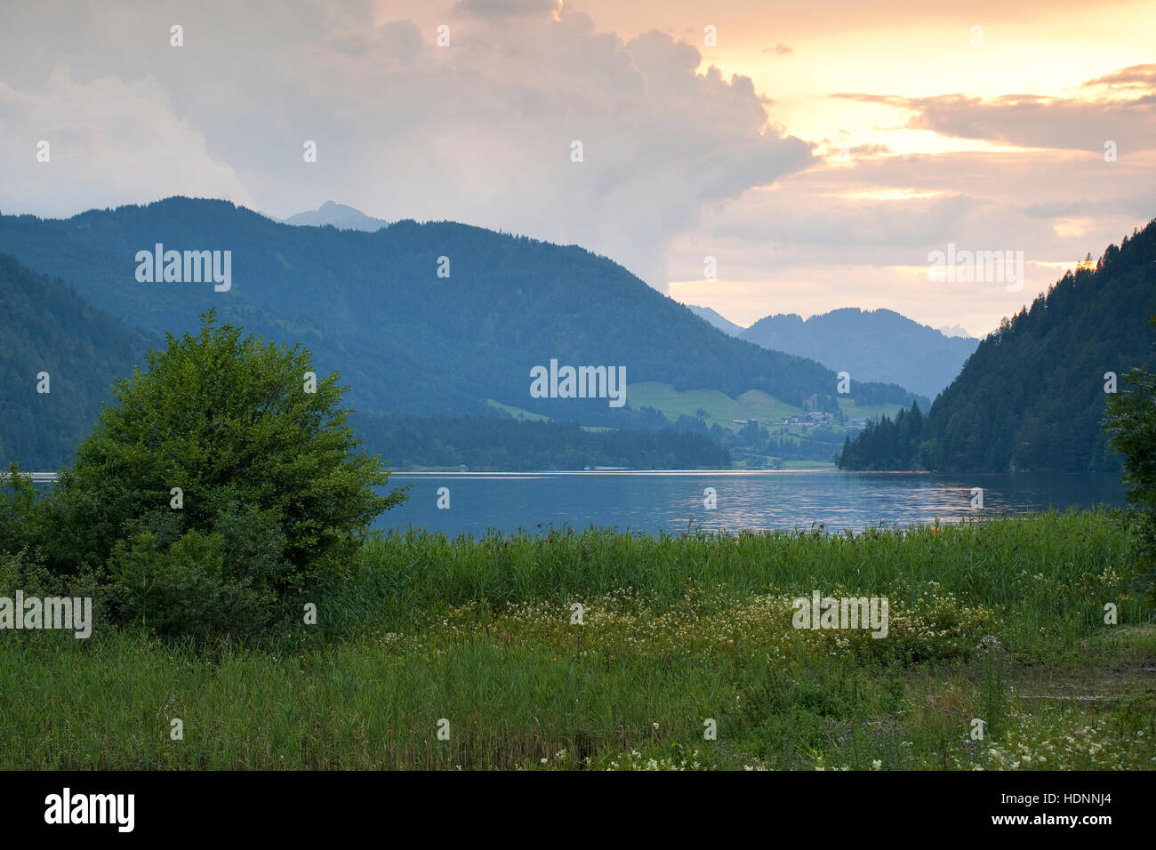Sehen Sie Weissensee, Weißensee, Naturpark Weissensee, in Den Alpen, Kärnten, Österreich Stockfoto