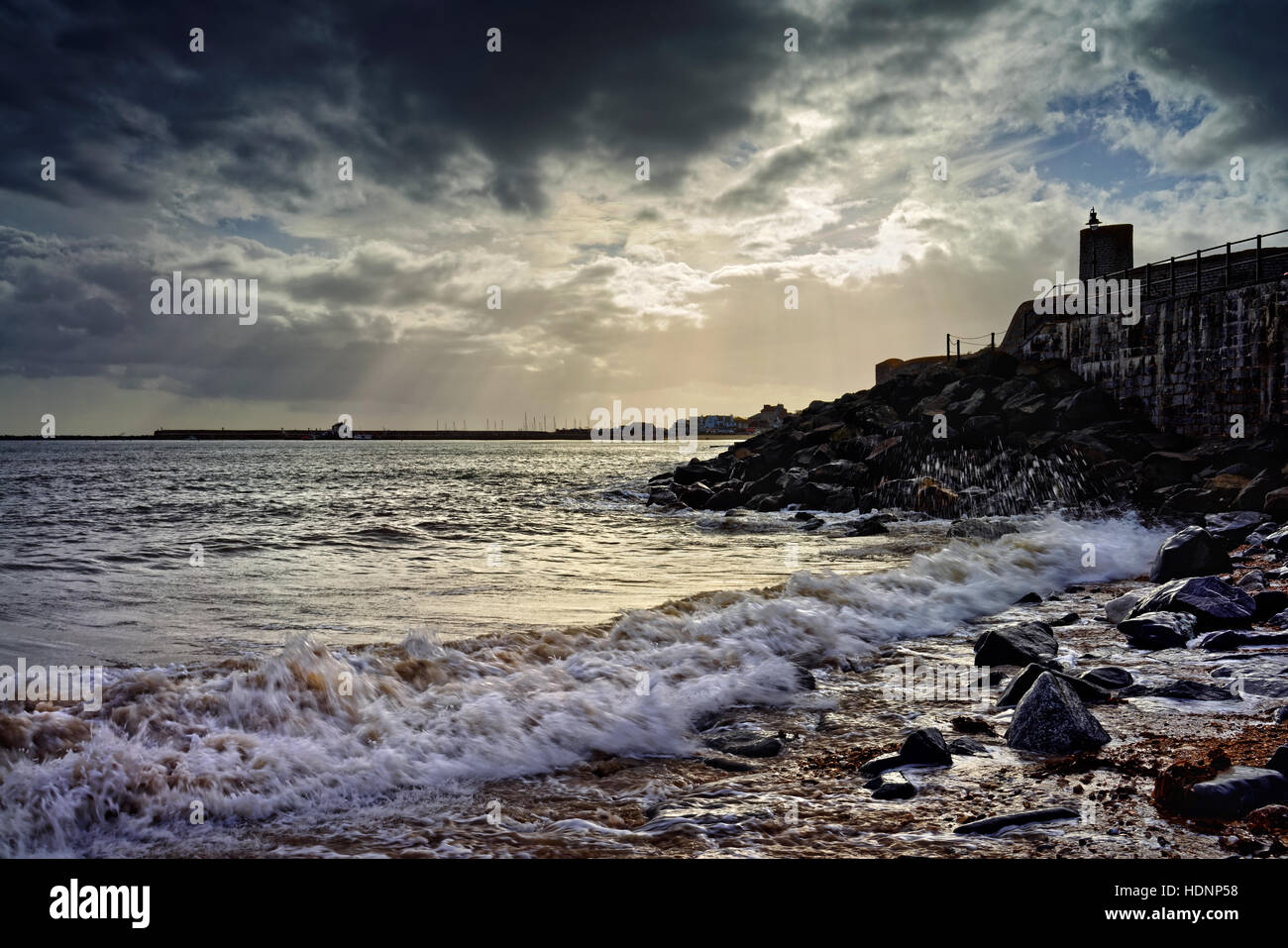 Großbritannien, Dorset, Lyme Regis, stürmische Himmel und Crepuscular Rays über Lyme Hafen und direkt am Meer Stockfoto